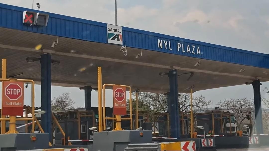 LimChronicle's tweet photo. 𝗡𝟭 𝗟𝗜𝗠𝗣𝗢𝗣𝗢 𝗧𝗥𝗔𝗙𝗙𝗜𝗖 𝗨𝗣𝗗𝗔𝗧𝗘

High traffic volumes were recorded at Nyl Plaza during the morning peak between 06:00 and 09:00, with a total of 4,097 vehicles passing through the plaza.

𝗡𝗼𝗿𝘁𝗵 𝗱𝗶𝗿𝗲𝗰𝘁𝗶𝗼𝗻:

06H00 > 505
07H00 > 657
08H00 > 759
09H00 > 726

𝗦𝗼𝘂𝘁𝗵 𝗱𝗶𝗿𝗲𝗰𝘁𝗶𝗼𝗻:

06H00 > 264
07H00 > 357
08H00 > 450
09H00 > 379

Traffic peaked at 08:00. Motorists are urged to remain patient, maintain safe following distances, avoid speeding and refrain from overtaking on solid lines.

Delays are expected towards the ZCC pilgrimage and weekend events.

#LimpopoChronicle