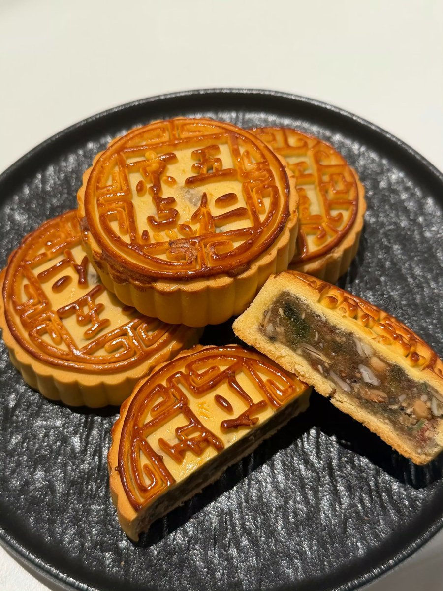 woain_ing's tweet photo. 허녕이 월병 사진이다 🥮🥮🥮

🔽 2026년                               2025년 🔽 https://t.co/t861nIG44I