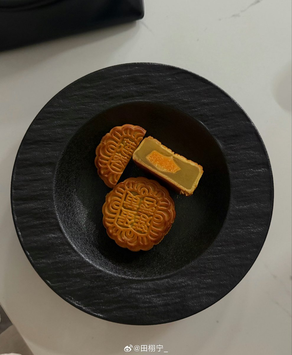 woain_ing's tweet photo. 허녕이 월병 사진이다 🥮🥮🥮

🔽 2026년                               2025년 🔽 https://t.co/t861nIG44I