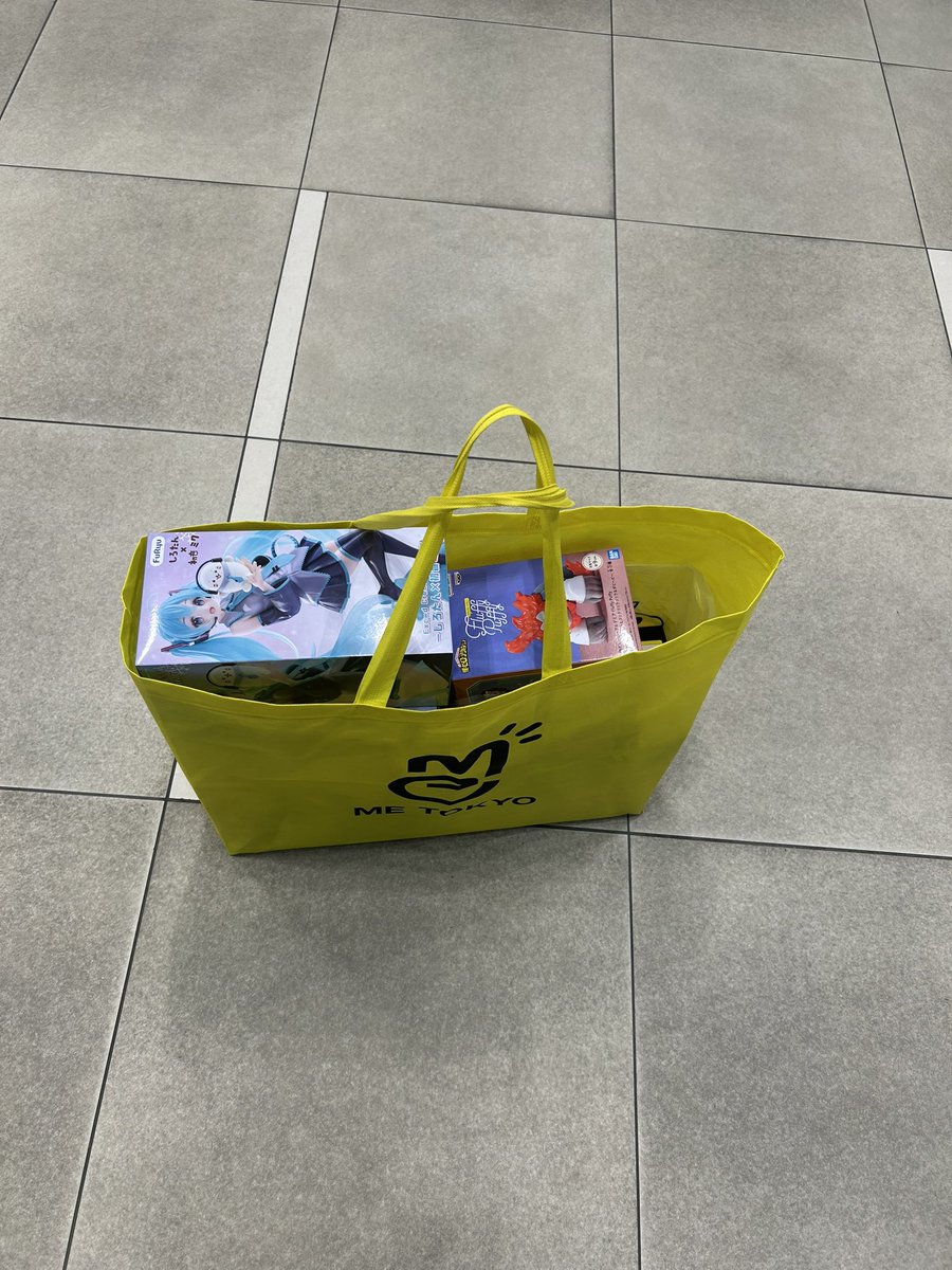 toshi_main's tweet photo. 沼津のコロナワールドとサープラが簡単だったがために景品がこれだけ取れてしまったので
全て新宿本屋にお願いして帰る

ちなみに査定結果は明後日らしいです混んでるね https://t.co/sGyn7xdgWT