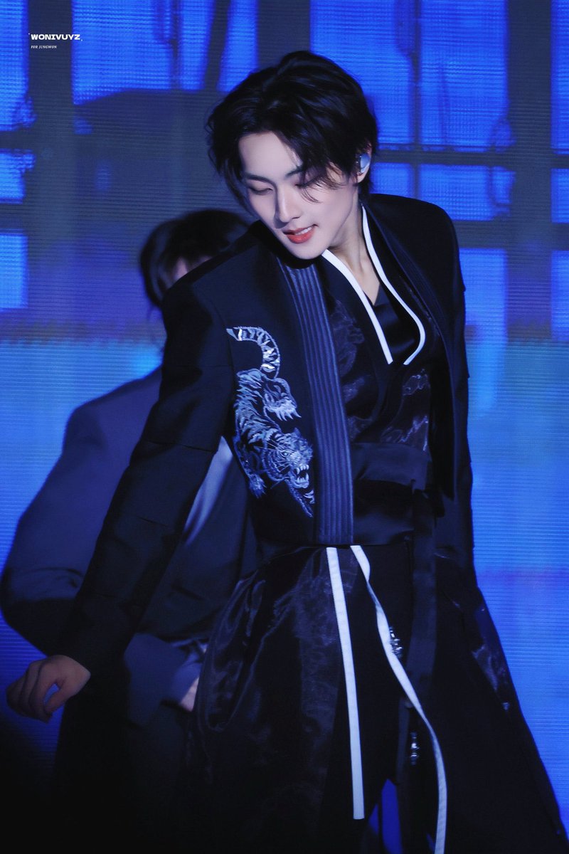nyangbbi9's tweet photo. 아니 근데 정원이 경복궁 이 착장 작년에는 안에 이너?처럼 하나 입었는데 올해 입을땐 안 입은 거 나 진짜 붐.될 거같아요 https://t.co/SIRgaM3VZg