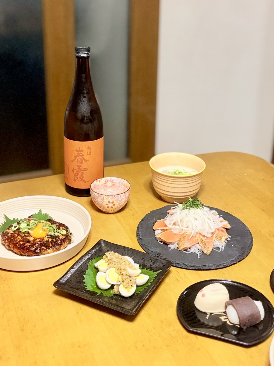 co_co_a_24's tweet photo. 週末〜‼️来たぞ😆🙌
な夜🌙*ﾟ

中秋の名月なのでꉂ🤭
お月さまは雲にすっぽり
隠れてますが😅

月見っぽいアテを

月見つくね
ねぎ塩うずら
炙り銀鮭のっけ盛
粕汁
お月見だんこ🐇⸒⸒

今夜は

春霞 純米吟醸 六
           by 栗林酒造店

期待通りの美味しさ

本日もお疲れさまでした
(*ᴗ͈ˬᴗ͈)” https://t.co/I4N91rhLfn