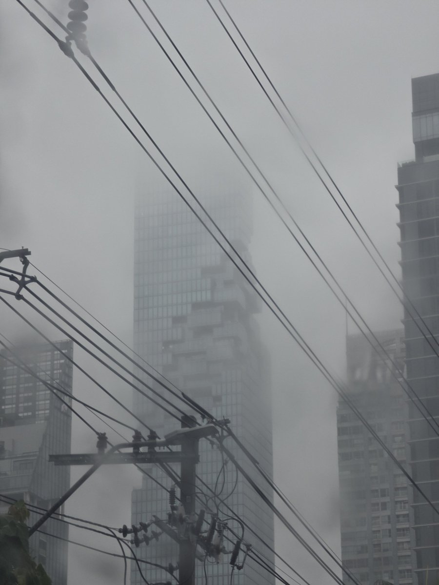 SHolleeYa's tweet photo. ตึกมหานครโดนหมอกฝนกินไปละ https://t.co/3xXjqh8t04