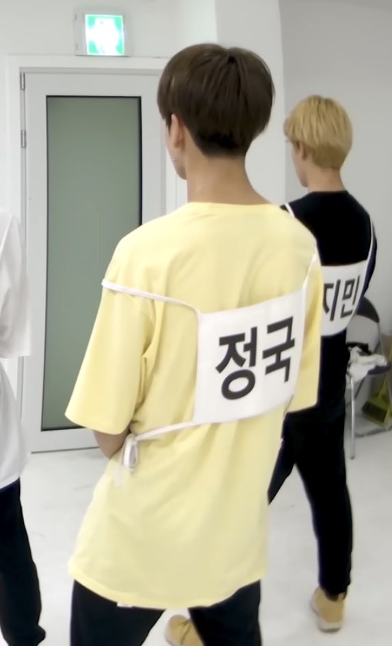 puppykookchill's tweet photo. 아존나웃겨이거보고저만큼웃은거임?하ㅠㅠ

🐿️전정국 노란색 티셔츠 뭐고?
저때는 바지 핏이 저게 유행이였어
🐨이거는 유튜브에서 삭제해줘야되는거 아니냐 이제? https://t.co/xzHH1zghrx