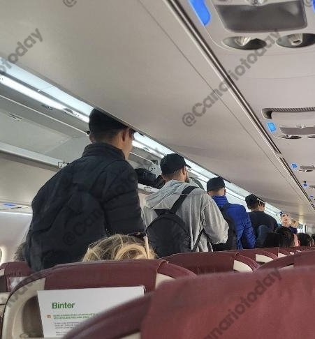 CanarioToday's tweet photo. 🔴 Los inmigrantes ilegales marroquíes recogidos por Salvamento Marítimo en Lanzarote ya están volando a Gran Canaria. https://t.co/1iop3mzJ6a