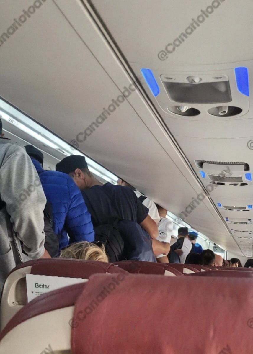 CanarioToday's tweet photo. 🔴 Los inmigrantes ilegales marroquíes recogidos por Salvamento Marítimo en Lanzarote ya están volando a Gran Canaria. https://t.co/1iop3mzJ6a