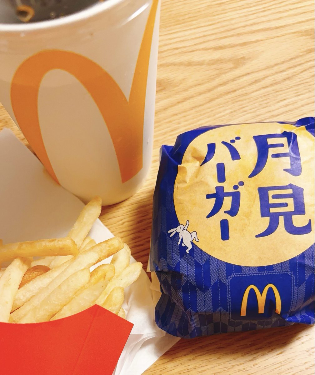 it_nyanter's tweet photo. 今夜は中秋の名月ということで
月見バーガーです🍔🍟☺️ https://t.co/2ggRIgFs3E