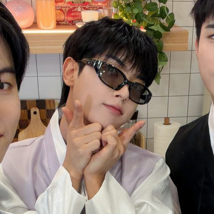 ONEWEVOL's tweet photo. 남자 애교 대박 https://t.co/79s8KfcxOt