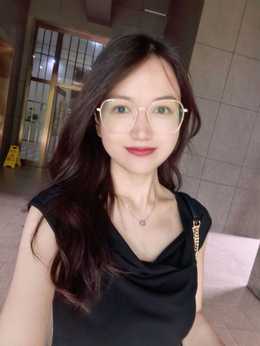 young2love2's tweet photo. 工作日结束公司楼下随手拍，黑裙子金框眼镜，这条细项链。
看起来还是那个接孩子的宝妈，只有我知道裙子里面有没有穿。 https://t.co/tuKklyBDk4