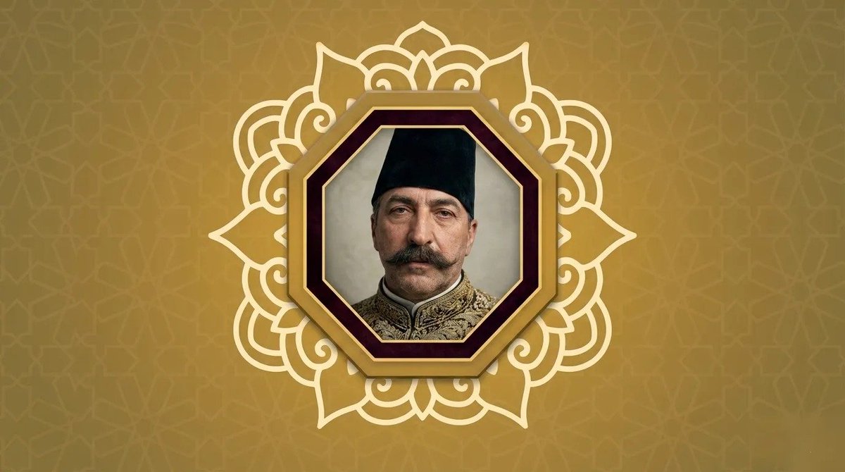 ynbatarekh's tweet photo. من كتاب «رجال وأسر من ينبع في عصور مختلفة»
للمؤرخ عبدالكريم بن محمود الخطيب
المويلحيون.. من أشراف ينبع النخل إلى إمارة المويلح وأدباء مصر
الملك عبدالعزيز يُبقي إمارة المويلح في أسرة المويلحي
عبدالمطلب بن عبدالرحيم الوكيل المويلحي

أسرة المويلحي تعود بنسبها إلى الإمام علي بن أبي طالب رضي الله عنه، وهم من أشراف ينبع النخل، ولا زالت لهم فيها أملاك من دور وبساتين باقية في قرية الجابرية، ومن خلال وثائقهم التاريخية التي زودني بمجموعة منها نجد لهم صلة رحم مع الأشراف القرون أشراف قرية البثنة والبسيرة بينبع النخل، كما نجد لهم صلة رحم مع الأشراف العيايشة أشراف قرية السويق.

وفي العهد الأموي والعباسي نزحت أسر كثيرة من آل البيت من ينبع النخل إلى مصر وإلى المغرب وإلى اليمن وإلى أندونيسيا لتعرضهم للأذى الذي حل بهم من أبناء عمومتهم العباسيين، إذ تنافس آل البيت جميعًا على الأحقية بالسلطة، إذ كان الطالبيون يخرجون عليهم بين وقت وآخر من ينبع النخل.

ونزح الأشراف آل الوكيل من ينبع النخل إلى ثغر المويلح على ساحل البحر الأحمر شمال الحجاز، ولما كان من مكانة لهذه الأسرة بين الناس فقد تولوا إمارته وتعاقبوا عليها، وكان هذا الثغر تابعًا في اصطلاح التقسيم الإداري العثماني لمتصرفية ميناء الوجه، حيث نجد أن الشريف مصطفى بن محمد الوكيل المويلحي، الجد الثامن لهذه الأسرة، أسس وكالة لصناعة الحرير بالتربيعة بالقاهرة.

ترك أمر إدارتها لابنه الشريف أحمد بن مصطفى المويلحي، وكان أول الوافدين إلى مصر من هذه الأسرة، وكان ذلك في عهد محمد علي باشا، وتزوج من السيدة زينب البكرية شقيقة السيد خليل البكري وبنت عم السيد محمد البكري، الجد الأكبر للسيد عبدالحميد البكري نقيب الأشراف، وأنجب منها الأديب الكبير إبراهيم المويلحي، أول مويليحي ولد في مصر وشب فيها.

وأنجب الأخير عبدالخالق، الذي أنجب عبدالسلام باشا المويلحي والأديب إبراهيم. ولا زالت هذه الأسرة التي نزحت من ينبع النخل، ثم إلى المويلح، ثم إلى مصر، تعرف باسم المويلحي نسبة إلى المويلح، الثغر الذي نزحوا منه.

واستمرت أسرة المويلحي تحكم هذا الثغر في العهد العثماني وفي العهد الهاشمي حتى انضم الحجاز في عام ١٣٤٤هـ إلى حكم جلالة الملك عبدالعزيز، حيث أكرم هذه الأسرة باستمرارهم في إمارة المويلح، إذ كان أمير المويلح السيد عبدالرحيم، فأمر جلالته بتعيين ابنه السيد أحمد بعد رحيله.

ورحل السيد أحمد عام ١٣٥٤هـ، وعُيّن أخوه عبدالمطلب بن عبدالرحيم، الذي أحيل على التقاعد عام ١٤٠٩هـ، والذي يعتبر عميد الأسرة المويلحية وأميرها، إذ كان من خيرة الرجال الطيبين النافعين لهذه الأسرة، ويظل لهذه الأسرة تاريخها الناصع في ثنايا تاريخ هذا الكيان الكبير، المملكة العربية السعودية.

نبذه من خارج الكتاب :
ابراهيم ومحمد المويلحي.. أبٌ وابن من أعلام الأدب العربي

ينتمي إبراهيم بن عبد الخالق المويلحي (1846–1906م) إلى أسرة عُرفت بالعلم والأدب، وأصبح واحدًا من أعلام الكتابة والصحافة في مصر خلال عصر النهضة العربية في القرن التاسع عشر.

برز إبراهيم المويلحي كاتبًا وصحفيًا وصاحب أسلوب متميز في النثر، وخاض تجارب صحفية متعددة، ثم ارتبط اسمه خصوصًا بجريدة «مصباح الشرق» التي أصبحت من المنابر الأدبية والفكرية المعروفة في عصرها. ومن أشهر آثاره كتاب «ما هنالك»، الذي سجّل فيه مشاهداته وانتقاداته لأحوال الدولة العثمانية والمجتمع في إسطنبول.

وسار على نهجه ابنه محمد بن إبراهيم المويلحي (1858–1930م)، الذي جمع بين الأدب والصحافة والعمل الإداري. درس في الأزهر الشريف، ثم في مدرسة أنجال الخديوي إسماعيل، وعمل في وزارة الحقانية، وشارك في النشاط السياسي والصحفي، ثم تولى إدارة الأوقاف المصرية بين عامي 1910 و1915م تقريبًا.

أما شهرته الأدبية الكبرى فجاءت من كتابه «حديث عيسى بن هشام أو فترة من الزمن»، وهو من الأعمال البارزة في تطور النثر السردي العربي الحديث. بدأ نشره على حلقات في «مصباح الشرق»، واتخذ فيه من قالب المقامة والحوار وسيلة لرصد التحولات التي شهدها المجتمع المصري وانتقاد عدد من ظواهره الاجتماعية والإدارية والثقافية. وظهر العمل في صورة كتاب سنة 1905م.

وهكذا مثّل إبراهيم وابنه محمد المويلحي جيلين متعاقبين من أسرة واحدة أسهما في الصحافة والأدب العربي الحديث؛ فكان الأب من رجال الصحافة والإنشاء في القرن التاسع عشر، بينما ترك الابن أثرًا أدبيًا بارزًا بـ«حديث عيسى بن هشام»، الذي بقي من أشهر مؤلفات عصر النهضة.

(الصورة للسيد /ابراهيم المويلحي )