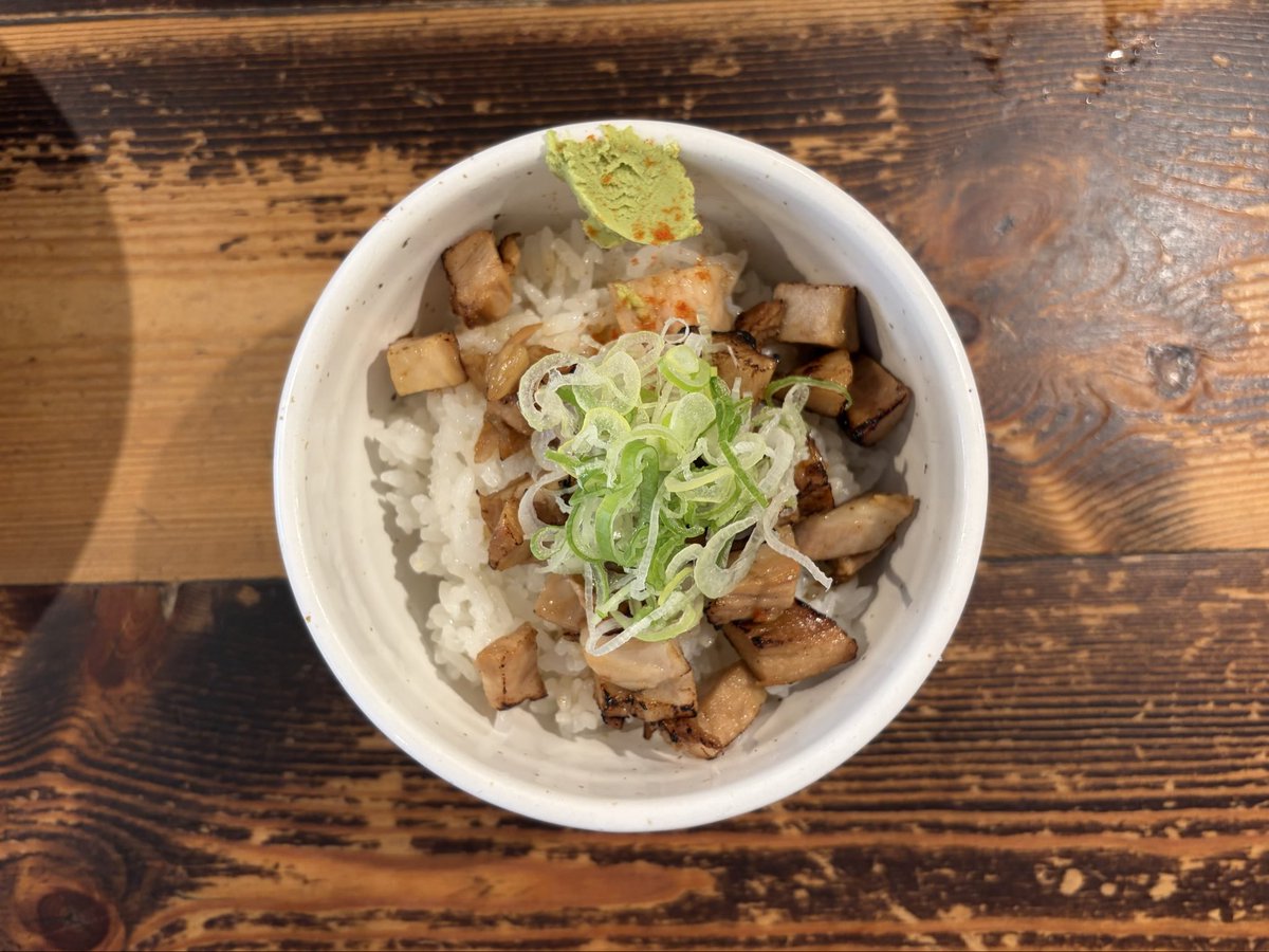 terrahydor's tweet photo. 香そば醤油
980円
@らーめん専門店 徳川町 如水

以前イマイチだと思った香そばを久々に🧄
予想外にニンニクの効きがちょうど良く美味しい😋醤油の方が合うのかな？そういえばデフォの醤油は食べたこと無いかも😅
チャーシュー丼(普・山葵つき・ランチ価格200円)も美味しかった🍚
ごちそうさまでした✨ https://t.co/eVz1z4s6GT