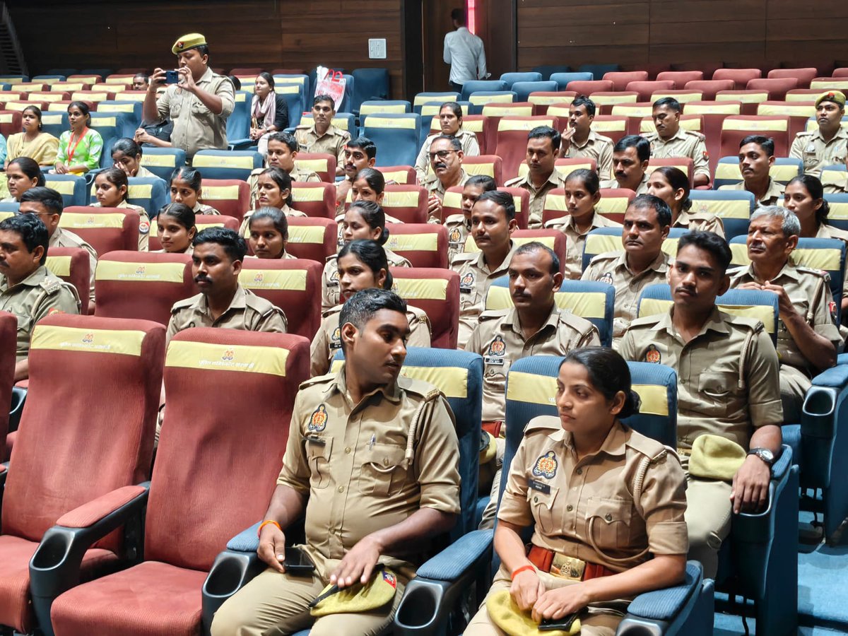 islrtc's tweet photo. ISLRTC &amp; CRC Varanasi jointly organised a Basic ISL Awareness Training Programme for 120 police officers &amp; personnel in Varanasi on 25.09.26
The programme promoted accessible communication with Deaf persons and inclusive policing through basic ISL
#IndiaSpeaksISL https://t.co/z6xsEHI4tW