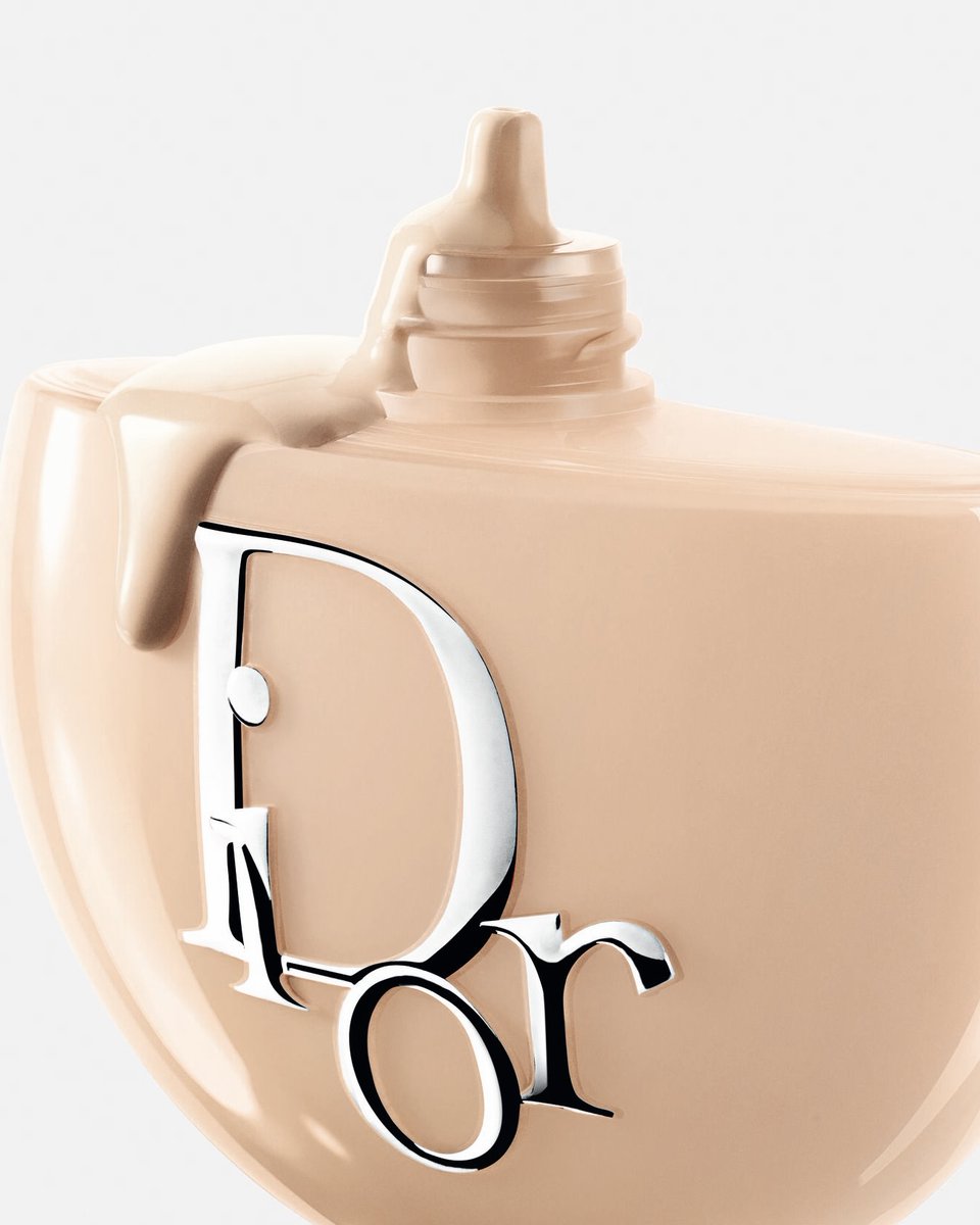 Dior's tweet photo. Jisoo gets ready to glow up.

Dior Backstage Glow-Up Skin Tint is a true skin enhancer for natural soft glow &amp; “my skin but better” effect.

#DiorBeauty #DiorMakeup #DiorBackstage https://t.co/IcDQH9iY61