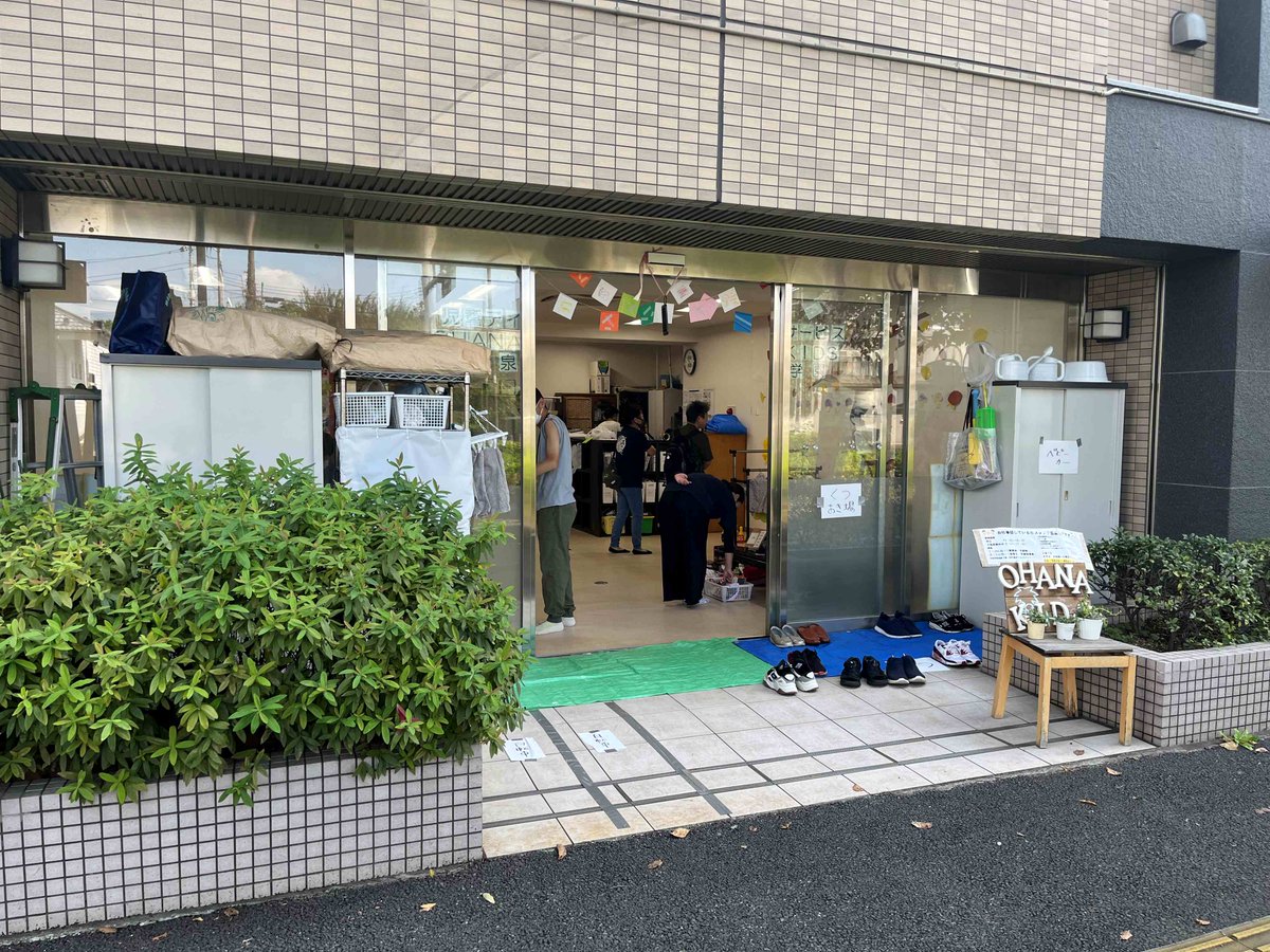 OHANAKIDS187784's tweet photo. 今日はマルシェでした
初の試みでした
私はお手伝い程度でした
始まってびっくり
こんなに来てもらえるとは
欲が出そう
バザー品やらお飲み物やら差し入れもいただきありがとうございます♪
皆様の行動に感謝
#OHANAKIDS #大泉学園 #マルシェ #感謝 https://t.co/jWBs8h6mVQ