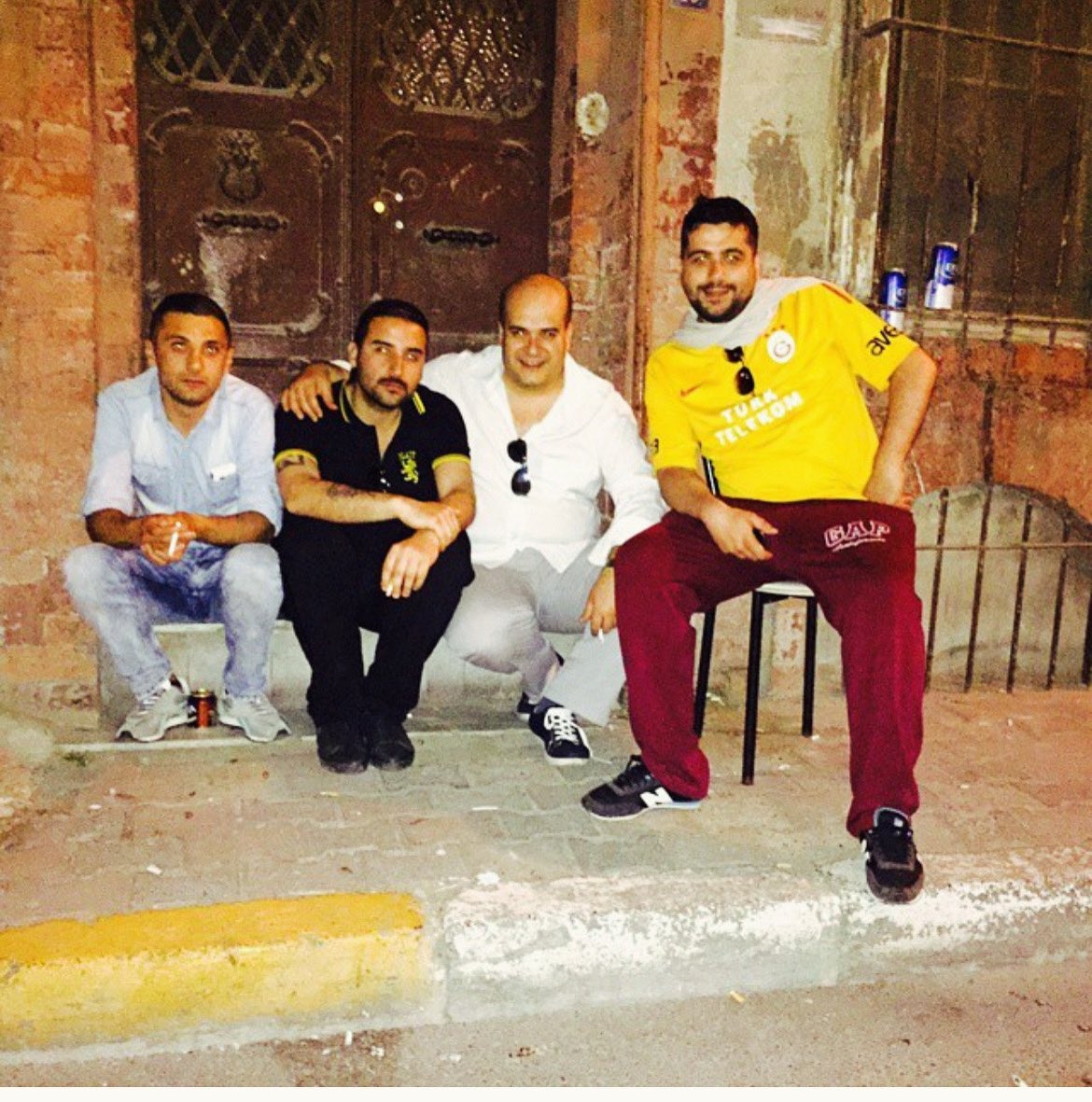 sinanpnchv's tweet photo. Tarlabaşı…
Biz hemen kopmadık oradan. Bir zamanlar kimsenin giremediği o sokaklarda aslında her ev her dükkan bizimdi. Ya bekar evi, ya Süleyman abinin evi ya Cace’nin oteli maç olsun olmasın oradaydık. Çaça da inşallah bir gün yeniden gelecek. Belki o sıklık olmayacak ama ruhumuz hala orada @ua_ser , Mert Akuç, Çağatay Hız