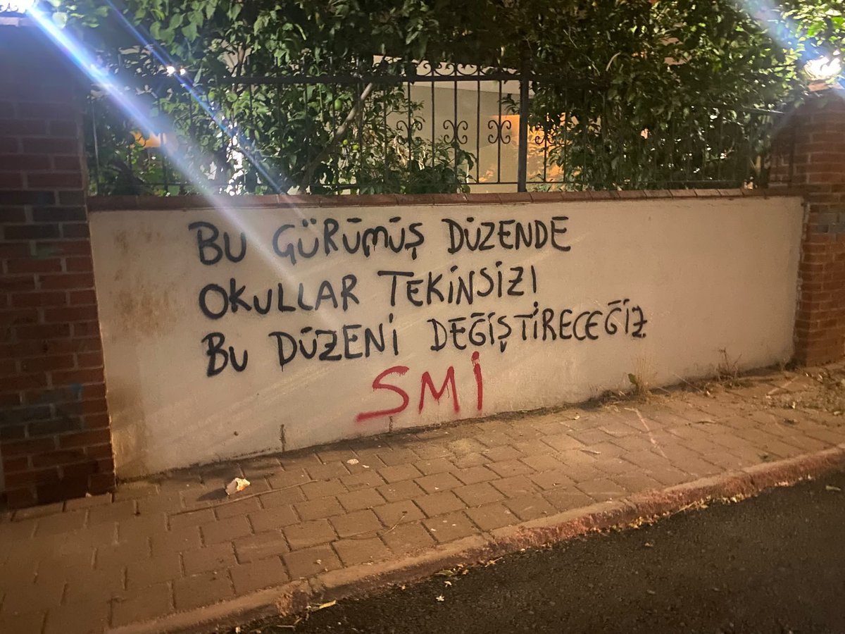Adanasmi's tweet photo. Bu Çürümüş Düzende Okullar Tekinsiz! 

Öğrencileri tarikatlarla, gericilikle, geleceksizlikle ve MESEM sömürüsüyle kuşatan sistem, öğrencilerin katilidir.

Bu sistemin sözcüsü, tarikatların ve sermayenin bakanı Yusuf Tekin, bu cinayetlerin sorumlusudur. https://t.co/EkV5X3vMFO