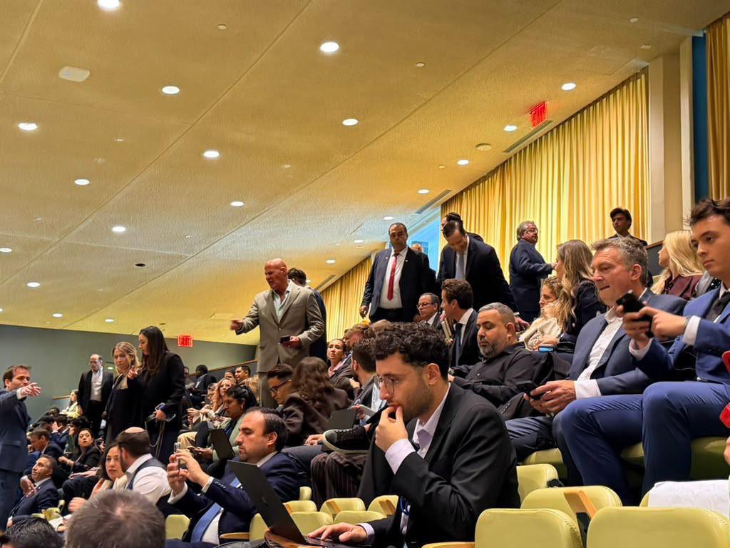rulajebreal's tweet photo. Il latitante per crimini di guerra e crimini contro l’umanità, Netanyahu si è presentato alle Nazioni Unite con i suoi ospiti d’onore.
A sedere nella tribuna riservata alla delegazione israeliana c’erano:
•Sid Rosenberg, conduttore di WABC, che ha definito il sindaco di New York Mamdani uno “scarafaggio dell’Islam radicale”,
• Alan Dershowitz, ex avvocato di Jeffrey Epstein.
Poi, dal podio dell’ONU, Netanyahu ha alzato un cercapersone e ha chiesto: «Vi ricordate i cercapersone?».
Si stava vantando, davanti al mondo, dell’attacco terrorista commesso da Israele nel 2024 in Libano. Migliaia di cercapersone e walkie-talkie trasformati in trappole esplosive sono scoppiati in case, negozi e strade. Hanno ucciso decine di persone, tra cui bambini, e ne hanno ferite e mutilate migliaia.
Quello di Netanyahu Non era un discorso. Era una minaccia esplicita , pronunciato dalla tribuna che dovrebbe esistere per la pace.