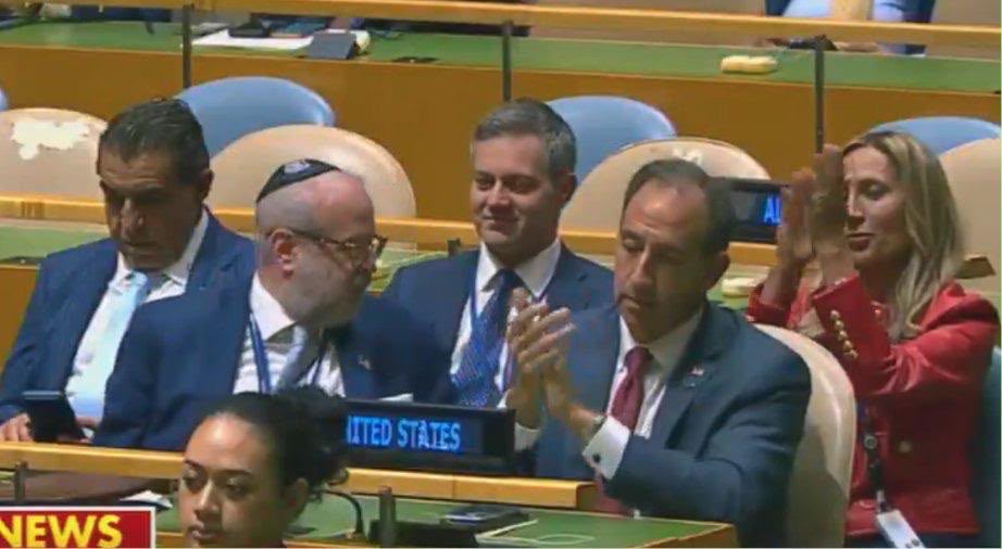 rulajebreal's tweet photo. Il latitante per crimini di guerra e crimini contro l’umanità, Netanyahu si è presentato alle Nazioni Unite con i suoi ospiti d’onore.
A sedere nella tribuna riservata alla delegazione israeliana c’erano:
•Sid Rosenberg, conduttore di WABC, che ha definito il sindaco di New York Mamdani uno “scarafaggio dell’Islam radicale”,
• Alan Dershowitz, ex avvocato di Jeffrey Epstein.
Poi, dal podio dell’ONU, Netanyahu ha alzato un cercapersone e ha chiesto: «Vi ricordate i cercapersone?».
Si stava vantando, davanti al mondo, dell’attacco terrorista commesso da Israele nel 2024 in Libano. Migliaia di cercapersone e walkie-talkie trasformati in trappole esplosive sono scoppiati in case, negozi e strade. Hanno ucciso decine di persone, tra cui bambini, e ne hanno ferite e mutilate migliaia.
Quello di Netanyahu Non era un discorso. Era una minaccia esplicita , pronunciato dalla tribuna che dovrebbe esistere per la pace.