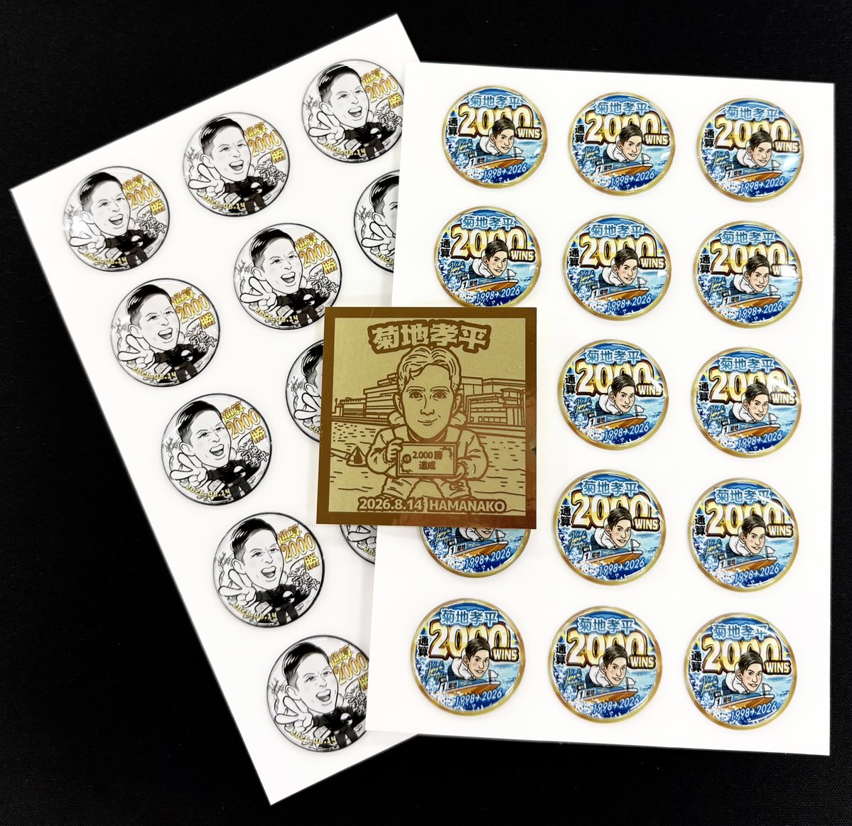 nikkan_boat's tweet photo. 【2,000セット限定/菊地孝平通算2000勝記念オリジナル記念シール3点セット】
通算2,000勝を達成した菊地孝平選手の｢オリジナル記念シール3点セット｣の販売を開始しました🛥️💨
好評だったフォト額装に続く第2弾企画で､大人気のぷくぷくシール2種類と高級感のあるプレミアムゴールドシールのセットです㊗️
菊地選手の登録番号と同じ3,960円(税込み)､2,000セット限定販売(10月18日終了)です😊

詳細は､こちらから👇
https://t.co/d34kH07JLL
