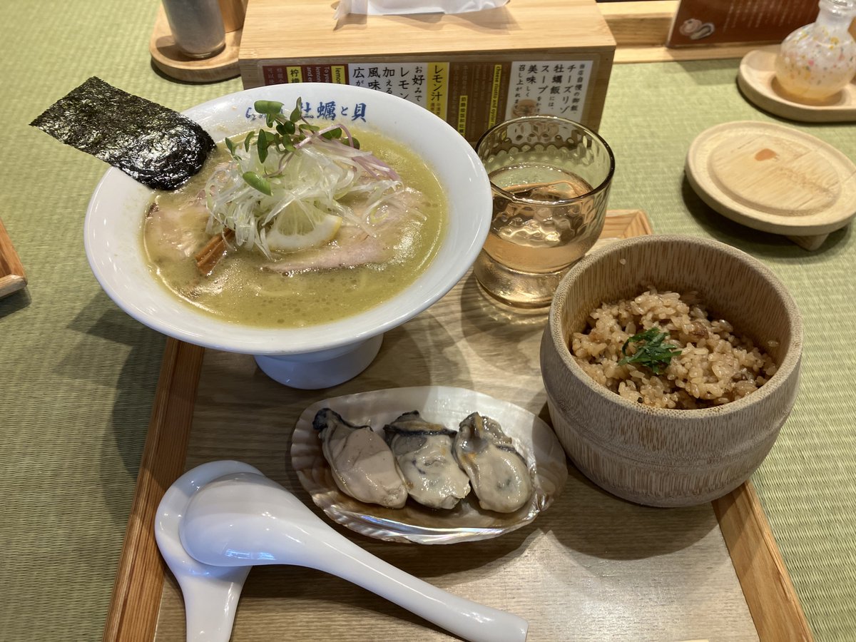 Tr_ksn's tweet photo. 今日のお昼ごはん
らぁ麺　牡蠣と貝
濃厚牡蠣らぁ麺トッピングに牡蠣3つと牡蠣飯（小） https://t.co/cd9IRpdWFK