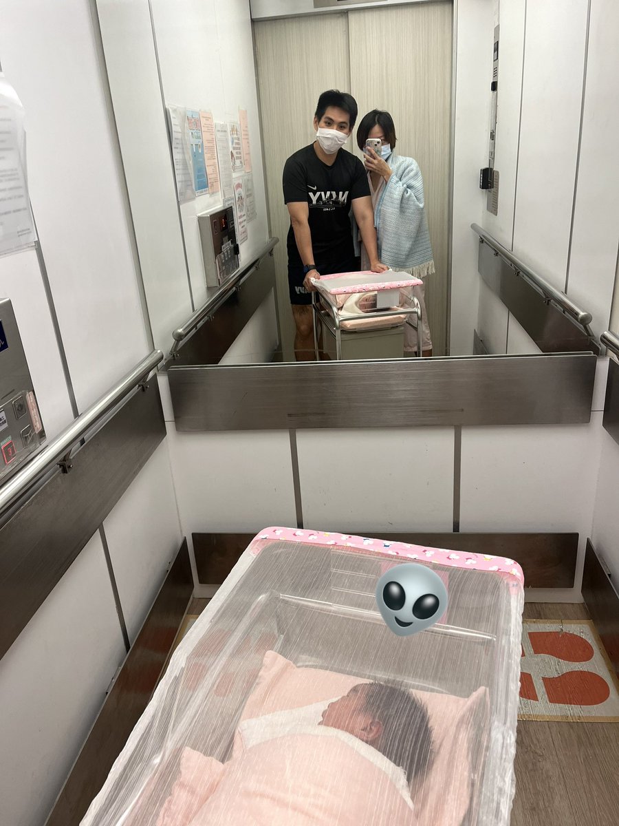 padukpalm's tweet photo. วันนี้ออกจากโรงพยาบาลแล้ว 💪🏻✨ ย้ายมาอยู่ postpartum care center ให้ฟีลเหมือนอยู่โรงแรมเลย ☺️💗 เมื่อกี้เพิ่งส่งตุ้ยนุ้ยคืนคุณพยาบาลไป วันนี้แผลดีขึ้นแล้ว เค้าเลยให้ลองฝึกอุ้มยัยตุ้ย แล้วก็สอนนั่งให้นมน้องดู เหมือนว่ายัยตุ้ยจะชอบกินแบบนั่งบนตักมากกว่า 👶🏻🍼 รู้สึกดีจังเลย https://t.co/aCaElvZanA