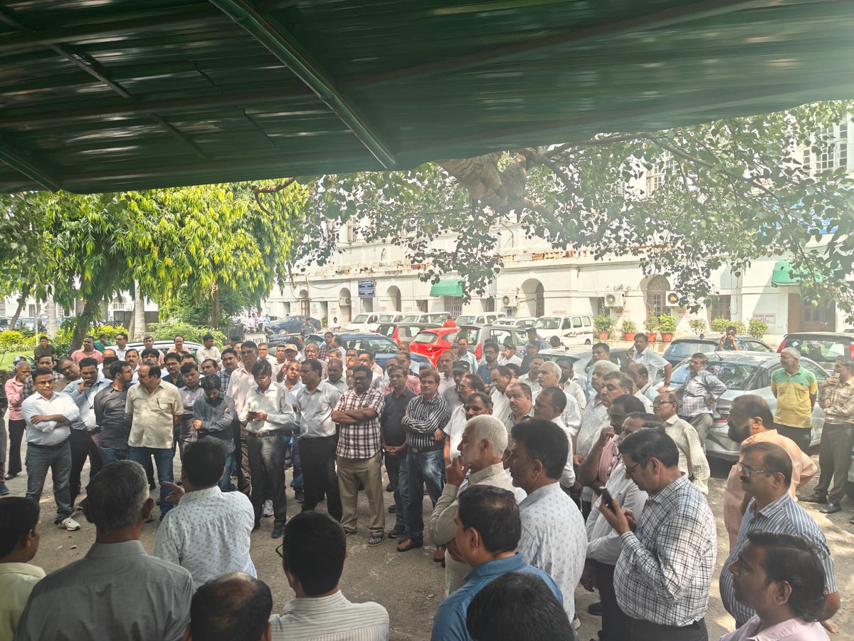 AUAB5564's tweet photo. #BSNL Employees on Protest for 3rd Pay Revison pending wef 01.01.2017. 
@PMOIndia 
@JM_Scindia 
@CMDBSNL https://t.co/U45qkkUa1Q