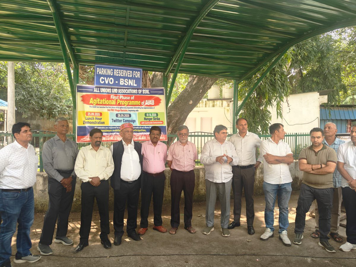 AUAB5564's tweet photo. #BSNL Employees on Protest for 3rd Pay Revison pending wef 01.01.2017. 
@PMOIndia 
@JM_Scindia 
@CMDBSNL https://t.co/U45qkkUa1Q