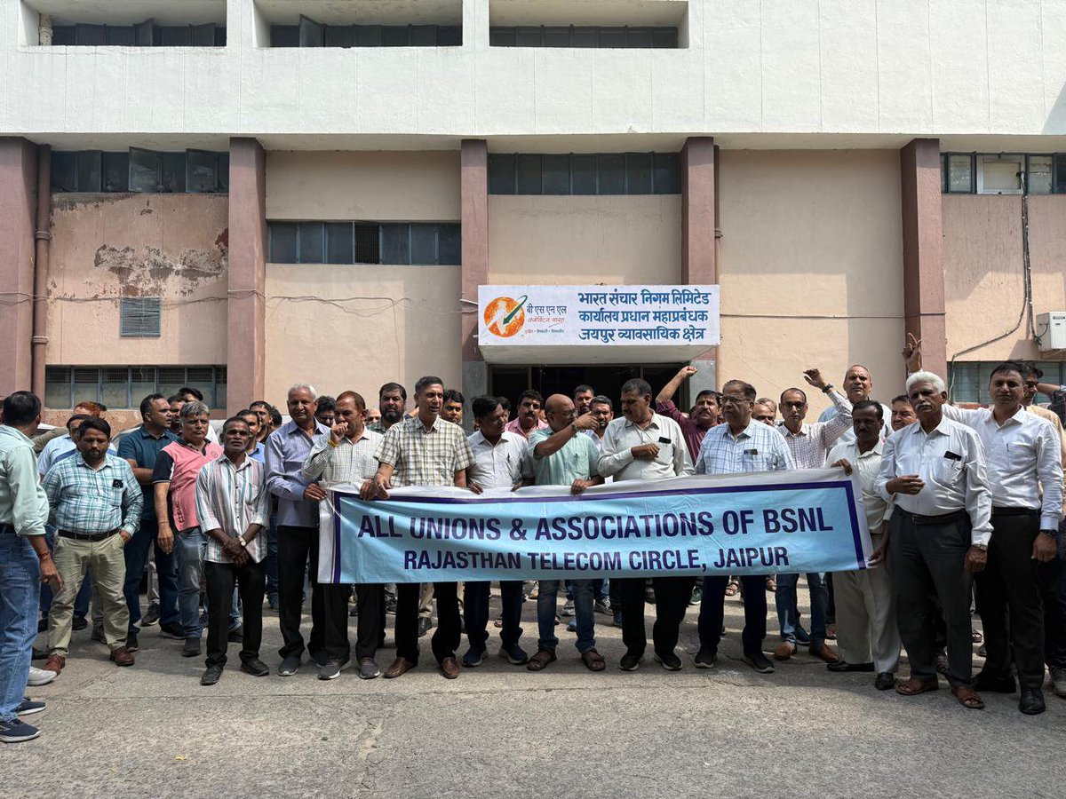 AUAB5564's tweet photo. #BSNL Employees on Protest for 3rd Pay Revison pending wef 01.01.2017. 
@PMOIndia 
@JM_Scindia 
@CMDBSNL https://t.co/U45qkkUa1Q