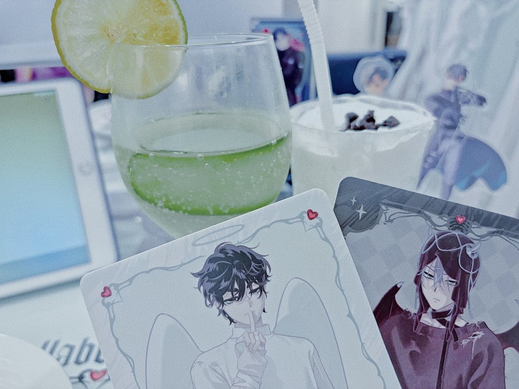 fgo_a_b_c's tweet photo. AaDエイステカフェに行ってきたよ~❣️噂に違わずイヴァンちゃのりんご飴鬼食べにくくて笑ってしまった❕イヴァンちゃとスアちゃまのフードが超甘だったので、急遽ティルのドリンク頼んだら酸っぱめドリンクで救世主すぎた❣️コースターも推し引けてﾈ申❕✨
グッズはぜったいに事後通販してください❣️😭 https://t.co/1q8RIeP7lK