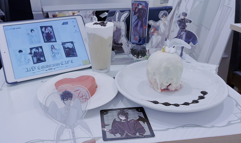 fgo_a_b_c's tweet photo. AaDエイステカフェに行ってきたよ~❣️噂に違わずイヴァンちゃのりんご飴鬼食べにくくて笑ってしまった❕イヴァンちゃとスアちゃまのフードが超甘だったので、急遽ティルのドリンク頼んだら酸っぱめドリンクで救世主すぎた❣️コースターも推し引けてﾈ申❕✨
グッズはぜったいに事後通販してください❣️😭 https://t.co/1q8RIeP7lK