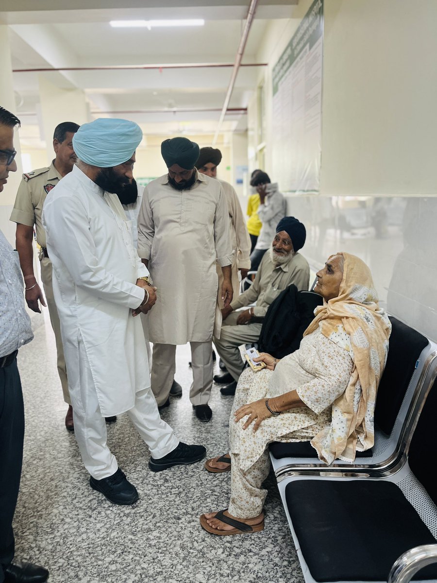 DrCharanjitAAP's tweet photo. ਸ੍ਰੀ ਚਮਕੌਰ ਸਾਹਿਬ ਦੇ ਸਰਕਾਰੀ ਹਸਪਤਾਲ ਵਿੱਚ ਗੋਡਿਆਂ ਦੇ ਰਿਪਲੇਸਮੈਂਟ ਆਪਰੇਸ਼ਨ ਦੀ ਸਹੂਲਤ ਸ਼ੁਰੂ ਹੋਣ ਨਾਲ ਹੁਣ ਦੂਰ-ਦੂਰ ਤੋਂ ਲੋਕ ਇੱਥੇ ਇਲਾਜ ਲਈ ਪਹੁੰਚ ਰਹੇ ਹਨ। ਕੋਈ ਖਰੜ ਤੋਂ, ਕੋਈ ਬਲਾਚੌਰ ਤੋਂ ਤੇ ਕਈ ਹੋਰ ਇਲਾਕਿਆਂ ਤੋਂ ਲੋਕ ਸ੍ਰੀ ਚਮਕੌਰ ਸਾਹਿਬ ਆ ਰਹੇ ਹਨ। 

ਇਹ ਮੇਰੇ ਲਈ ਬਹੁਤ ਮਾਣ ਅਤੇ ਖੁਸ਼ੀ ਦੀ ਗੱਲ ਹੈ ਕਿ ਸਾਡੇ ਸ੍ਰੀ ਚਮਕੌਰ ਸਾਹਿਬ ਦਾ ਸਰਕਾਰੀ ਹਸਪਤਾਲ ਅੱਜ ਲੋਕਾਂ ਨੂੰ ਇੰਨੀ ਵੱਡੀ ਸਿਹਤ ਸਹੂਲਤ ਦੇ ਰਿਹਾ ਹੈ।

2022 ਵਿੱਚ ਜਦੋਂ ਮੈਂ ਇਸ ਹਸਪਤਾਲ ਦੀ ਪਹਿਲੀ ਇੱਟ ਰੱਖੀ ਸੀ, ਉਦੋਂ ਮੇਰਾ ਸੁਪਨਾ ਸੀ ਕਿ ਸ੍ਰੀ ਚਮਕੌਰ ਸਾਹਿਬ ਦੇ ਲੋਕਾਂ ਨੂੰ ਆਪਣੇ ਨੇੜੇ ਹੀ ਵਧੀਆ ਇਲਾਜ ਮਿਲੇ। ਅੱਜ ਉਸੇ ਸੁਪਨੇ ਨੂੰ ਸਾਕਾਰ ਹੁੰਦਾ ਦੇਖ ਕੇ ਦਿਲੋਂ ਖੁਸ਼ੀ ਹੁੰਦੀ ਹੈ। 

ਸਾਡੇ ਮਿਹਨਤੀ ਡਾਕਟਰਾਂ ਅਤੇ ਪੂਰੀ ਮੈਡੀਕਲ ਟੀਮ ਦਾ ਦਿਲੋਂ ਧੰਨਵਾਦ, ਜੋ ਲੋਕਾਂ ਨੂੰ ਬਿਹਤਰ ਸਿਹਤ ਸਹੂਲਤਾਂ ਦੇਣ ਲਈ ਲਗਾਤਾਰ ਸੇਵਾ ਕਰ ਰਹੇ ਹਨ। 
#DrCharanjitSingh #SriChamkaurSahib #GovernmentHospital #Healthcare #punjab