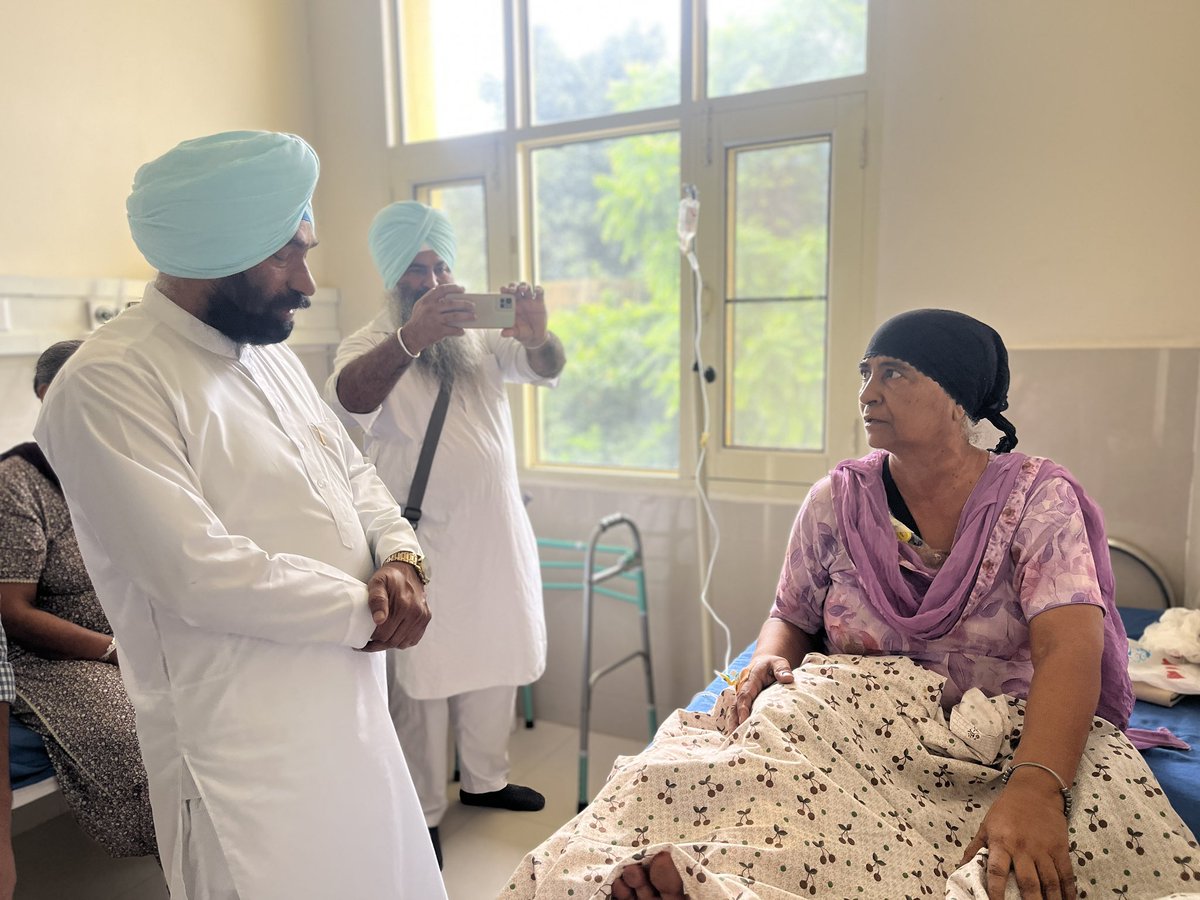 DrCharanjitAAP's tweet photo. ਸ੍ਰੀ ਚਮਕੌਰ ਸਾਹਿਬ ਦੇ ਸਰਕਾਰੀ ਹਸਪਤਾਲ ਵਿੱਚ ਗੋਡਿਆਂ ਦੇ ਰਿਪਲੇਸਮੈਂਟ ਆਪਰੇਸ਼ਨ ਦੀ ਸਹੂਲਤ ਸ਼ੁਰੂ ਹੋਣ ਨਾਲ ਹੁਣ ਦੂਰ-ਦੂਰ ਤੋਂ ਲੋਕ ਇੱਥੇ ਇਲਾਜ ਲਈ ਪਹੁੰਚ ਰਹੇ ਹਨ। ਕੋਈ ਖਰੜ ਤੋਂ, ਕੋਈ ਬਲਾਚੌਰ ਤੋਂ ਤੇ ਕਈ ਹੋਰ ਇਲਾਕਿਆਂ ਤੋਂ ਲੋਕ ਸ੍ਰੀ ਚਮਕੌਰ ਸਾਹਿਬ ਆ ਰਹੇ ਹਨ। 

ਇਹ ਮੇਰੇ ਲਈ ਬਹੁਤ ਮਾਣ ਅਤੇ ਖੁਸ਼ੀ ਦੀ ਗੱਲ ਹੈ ਕਿ ਸਾਡੇ ਸ੍ਰੀ ਚਮਕੌਰ ਸਾਹਿਬ ਦਾ ਸਰਕਾਰੀ ਹਸਪਤਾਲ ਅੱਜ ਲੋਕਾਂ ਨੂੰ ਇੰਨੀ ਵੱਡੀ ਸਿਹਤ ਸਹੂਲਤ ਦੇ ਰਿਹਾ ਹੈ।

2022 ਵਿੱਚ ਜਦੋਂ ਮੈਂ ਇਸ ਹਸਪਤਾਲ ਦੀ ਪਹਿਲੀ ਇੱਟ ਰੱਖੀ ਸੀ, ਉਦੋਂ ਮੇਰਾ ਸੁਪਨਾ ਸੀ ਕਿ ਸ੍ਰੀ ਚਮਕੌਰ ਸਾਹਿਬ ਦੇ ਲੋਕਾਂ ਨੂੰ ਆਪਣੇ ਨੇੜੇ ਹੀ ਵਧੀਆ ਇਲਾਜ ਮਿਲੇ। ਅੱਜ ਉਸੇ ਸੁਪਨੇ ਨੂੰ ਸਾਕਾਰ ਹੁੰਦਾ ਦੇਖ ਕੇ ਦਿਲੋਂ ਖੁਸ਼ੀ ਹੁੰਦੀ ਹੈ। 

ਸਾਡੇ ਮਿਹਨਤੀ ਡਾਕਟਰਾਂ ਅਤੇ ਪੂਰੀ ਮੈਡੀਕਲ ਟੀਮ ਦਾ ਦਿਲੋਂ ਧੰਨਵਾਦ, ਜੋ ਲੋਕਾਂ ਨੂੰ ਬਿਹਤਰ ਸਿਹਤ ਸਹੂਲਤਾਂ ਦੇਣ ਲਈ ਲਗਾਤਾਰ ਸੇਵਾ ਕਰ ਰਹੇ ਹਨ। 
#DrCharanjitSingh #SriChamkaurSahib #GovernmentHospital #Healthcare #punjab