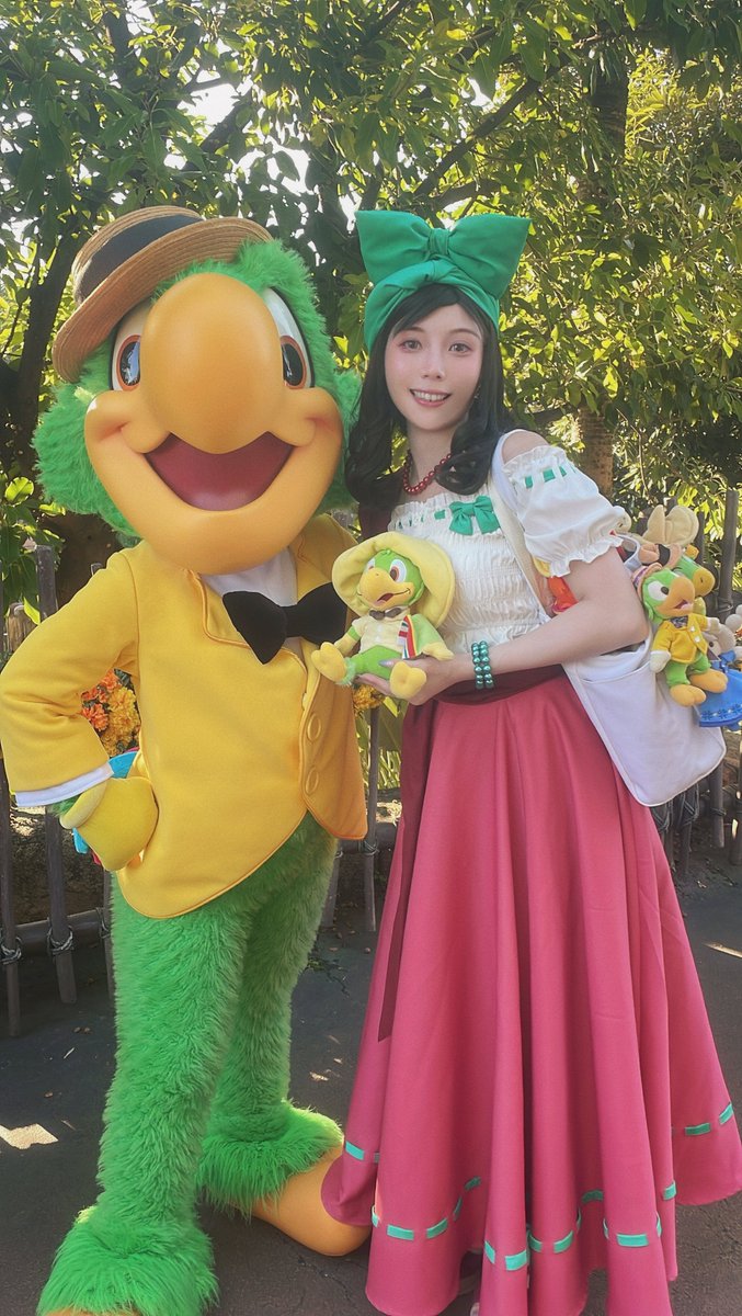 enmadaio_'s tweet photo. 仮装した作品に関連したキャラたち全員と会えた昨日のハイライト🥹🫧💚🦋
#Dハロ仮装2026 https://t.co/esfJW6G4le