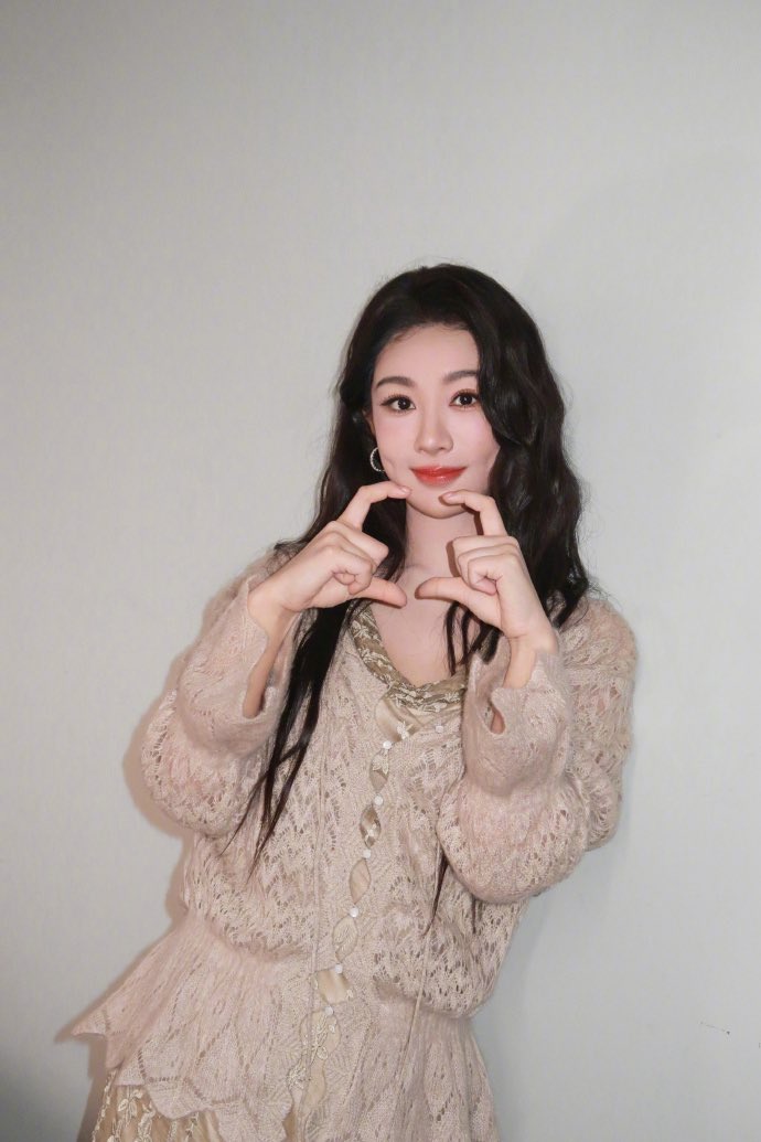Yz1106Aoao's tweet photo. 📸 260925 #YangZi weibo update for Mid-Autumn Festival:

"Make a mooncake sign🥮" https://t.co/nME7rLSXbU