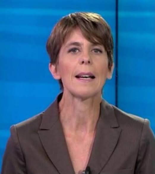 ZZiliani's tweet photo. Elena Pero, l’infinita bravura in una persona normale
A 60 anni la voce del tennis di Sky si è spenta all’improvviso: in un’epoca di telecronisti invasati e indemoniati Elena, bravissima e simpaticissima, era una sopravvissuta di un’era che non c’è più

Io arrivai a Mediaset, o meglio alle tv Fininvest nell’ottobre 1988; avevo 34 anni. Il mio ufficio a Palazzo dei Cigni a Milanodue era attiguo a quello di Rino Tommasi e di lì a poco vidi arrivare Elena Pero che Rino aveva scelto, fra mille, come sua personale assistente e collaboratrice visto che di tennis sapeva tutto quello che mente umana avrebbe potuto sapere: e se a dirlo era Rino Tommasi, altro da aggiungere non c’è. Aveva 22 anni Elena, era timida ma sempre sorridente, silenziosa ma sempre arguta ogni volta che avevi occasione di scambiare due parole con lei, magari alla macchinetta del caffè: era straordinariamente intelligente, straordinariamente ironica (e autoironica), straordinariamente simpatica. Come me, che avevo scelto di lavorare dietro le quinte, da autore e curatore di programmi senza apparire in video, anche Elena apprezzava il low profile: apparire non era ciò che desiderava e questa predisposizione alla riservatezza e al riserbo che ci accomunava ci aveva reso in qualche modo complici. Le redazioni delle tv, credo di poter dire di qualunque tv, pullulano - lo dico con tutto il rispetto possibile - di bambinoni di 30, 40 e 50 anni mai cresciuti la cui unica ragione di vita - parlo di vita quotidiana - è quella di mettere, come si dice in gergo, il faccione in televisione. Tutto il resto non conta. Come diceva quello: tessera e distintivo.

Dopo qualche tempo Rino Tommasi si trasferì a Sky e Elena, che nel frattempo si era fidanzata col produttore più timido, silenzioso e gentile dei produttori Fininvest, Sergio Velli, naturalmente lo seguì. Erano i primi anni Novanta e tutto avrebbe pensato, Elena Pero, tranne che un giorno sarebbe diventata la voce del tennis per Sky al ritiro dalle scene del suo mentore e grande maestro Rino Tommasi.

Dire quanto brava sia stata Elena come telecronista, e quanto sia riuscita a rimanere se stessa in un’epoca in cui ai telecronisti è richiesto di essere prima di tutto urlatori, indemoniati e invasati, è supefluo. A Elena avreste potuto chiedere tutto, ma non di smettere di essere la “persona normale” che tenacemente e convintamente aveva scelto di essere credo fin da bambina.

Io le volevo bene soprattutto per questo. E adesso che non c’è più, nell’abbracciare Sergio e Martina che l’hanno persa troppo presto sento un sottile ma forte dispiacere che mi assale: non averle mai detto che averla conosciuta è stato per me un piacere, un divertimento e un onore.