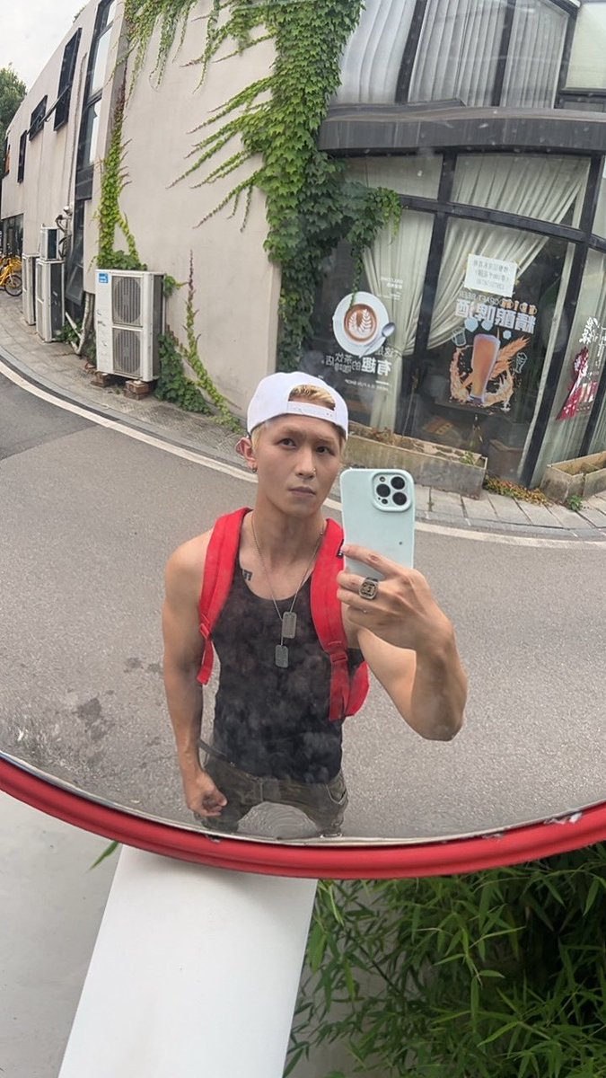 Saint79666's tweet photo. 黄毛和薄肌都有了 下一步是？ https://t.co/9ZOZ0DgAD0
