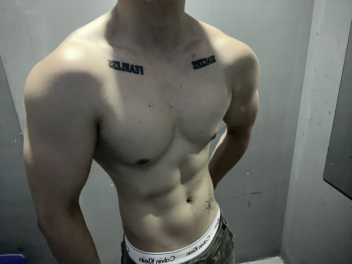 Saint79666's tweet photo. 黄毛和薄肌都有了 下一步是？ https://t.co/9ZOZ0DgAD0