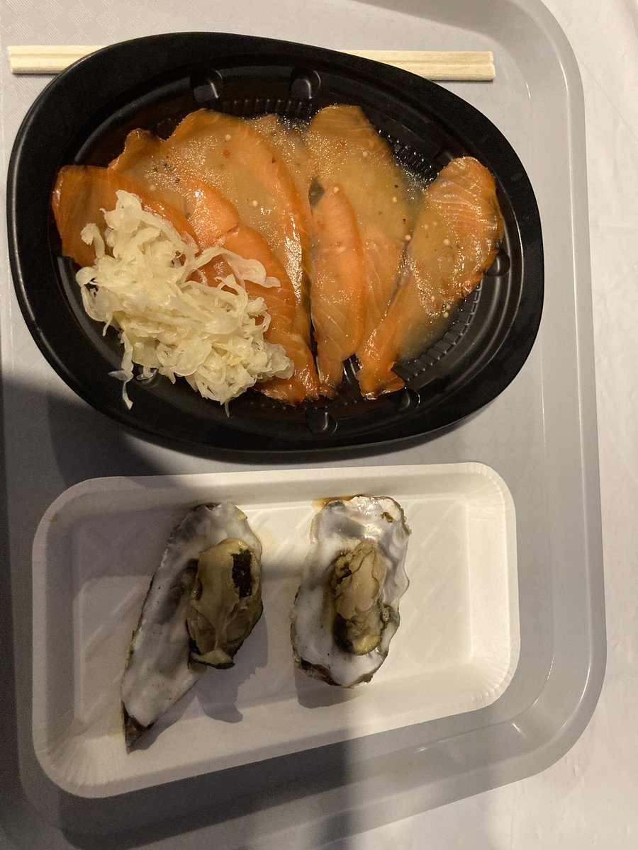 AtsukoQoo's tweet photo. 近頃つまみは魚介類。刺身とか最高！
オクトーバーフェスト、牡蠣とかサーモンとか出品されていて、大変嬉しい☺️
#てんしばオクトーバーフェスト https://t.co/gVyXfJHvOS