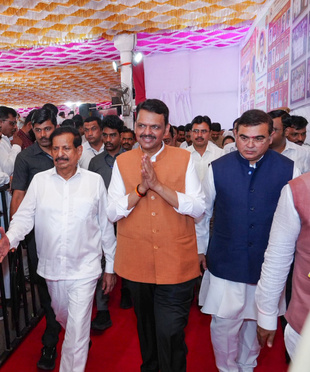 ddsahyadrinews's tweet photo. मुख्यमंत्री देवेंद्र फडणवीस यांच्या प्रमुख उपस्थितीत मराठा क्रांतिसूर्य स्व. अण्णासाहेब पाटील यांच्या 93 व्या जयंतीनिमित्त वडाळा माथाडी घरकुल प्रकल्पाच्या शुभारंभाची घोषणा. 

 यावेळी मंत्री गणेश नाईक, मंत्री जयकुमार रावल, आमदार निरंजन डावखरे, आमदार मंदा म्हात्रे, अण्णासाहेब पाटील आर्थिक मागास विकास महामंडळाचे अध्यक्ष नरेंद्र पाटील, नवी मुंबईच्या महापौर सुजाता पाटील व इतर मान्यवर उपस्थित होते.

@Dev_Fadnavis
@NaikSpeaks
@JaykumarRawal
@niranjandtweets
@MlaMandaMhatre
@NarendraMathadi
@SujataP88512
#Maharashtra #DevendraFadnavis #MathadiKamgar