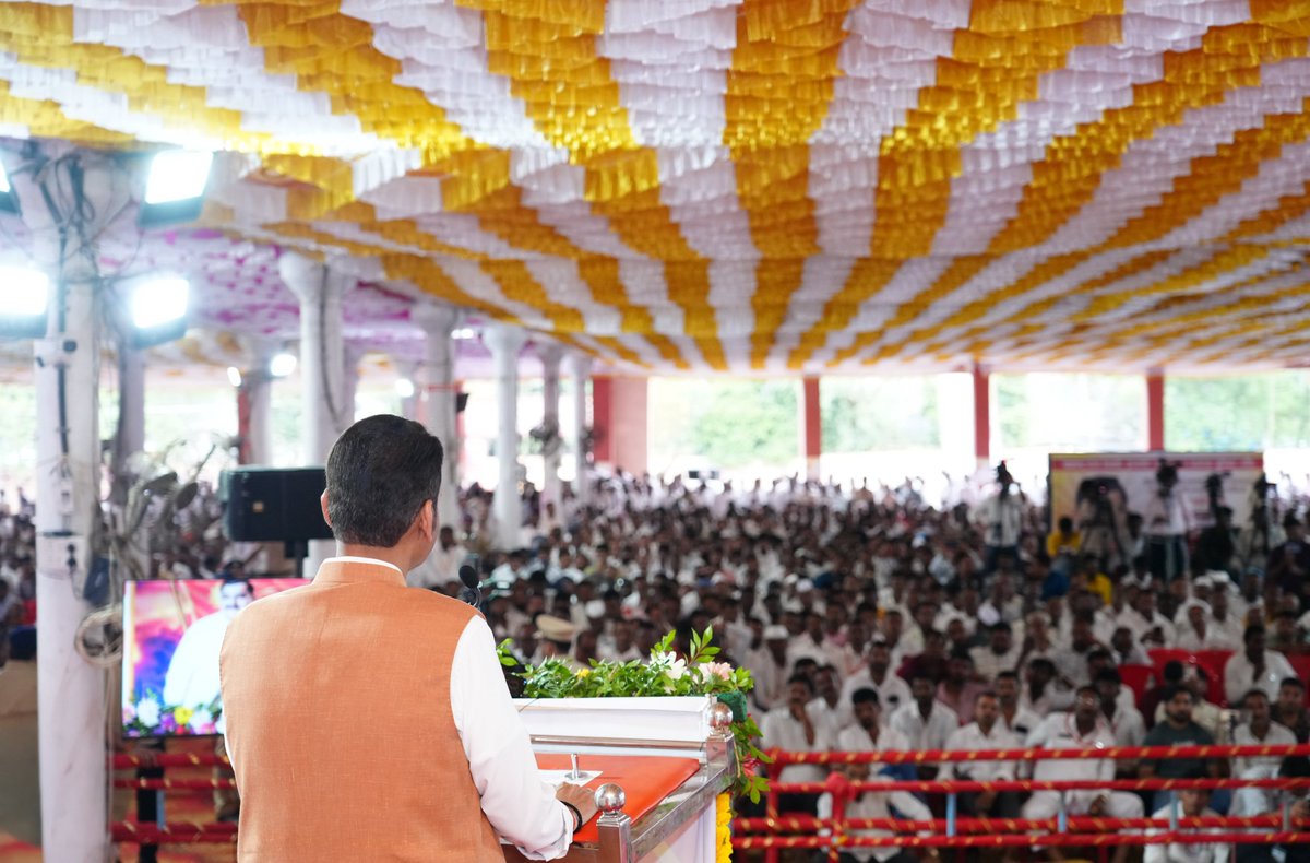 ddsahyadrinews's tweet photo. मुख्यमंत्री देवेंद्र फडणवीस यांच्या प्रमुख उपस्थितीत मराठा क्रांतिसूर्य स्व. अण्णासाहेब पाटील यांच्या 93 व्या जयंतीनिमित्त वडाळा माथाडी घरकुल प्रकल्पाच्या शुभारंभाची घोषणा. 

 यावेळी मंत्री गणेश नाईक, मंत्री जयकुमार रावल, आमदार निरंजन डावखरे, आमदार मंदा म्हात्रे, अण्णासाहेब पाटील आर्थिक मागास विकास महामंडळाचे अध्यक्ष नरेंद्र पाटील, नवी मुंबईच्या महापौर सुजाता पाटील व इतर मान्यवर उपस्थित होते.

@Dev_Fadnavis
@NaikSpeaks
@JaykumarRawal
@niranjandtweets
@MlaMandaMhatre
@NarendraMathadi
@SujataP88512
#Maharashtra #DevendraFadnavis #MathadiKamgar