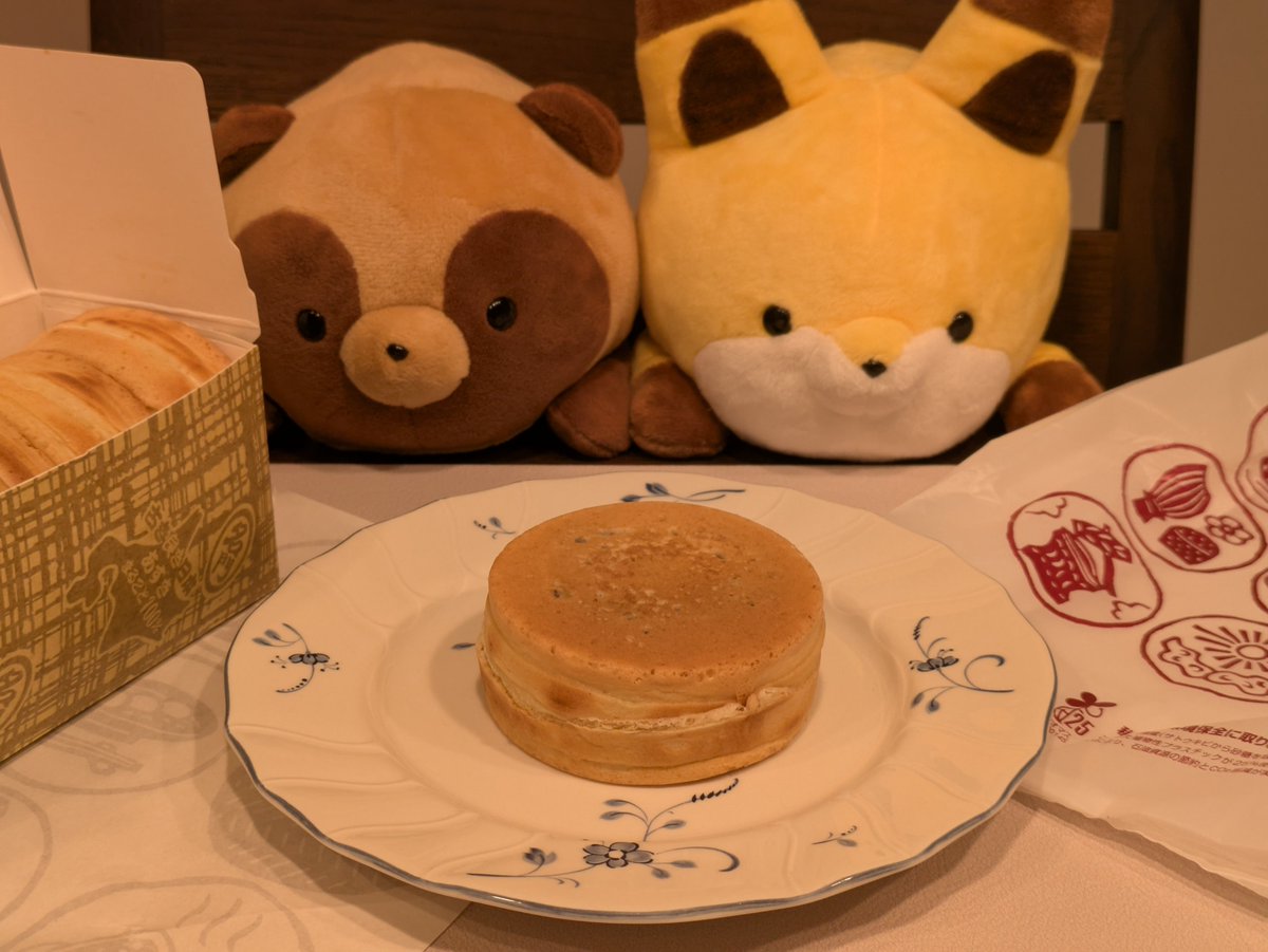ephfav's tweet photo. お月見→丸いもの→例のお菓子(御座候)🎑
隣(551)の豚まんも丸いので迷ったけど、多数決で今日はこっちになりました https://t.co/wzEXZYKhv4