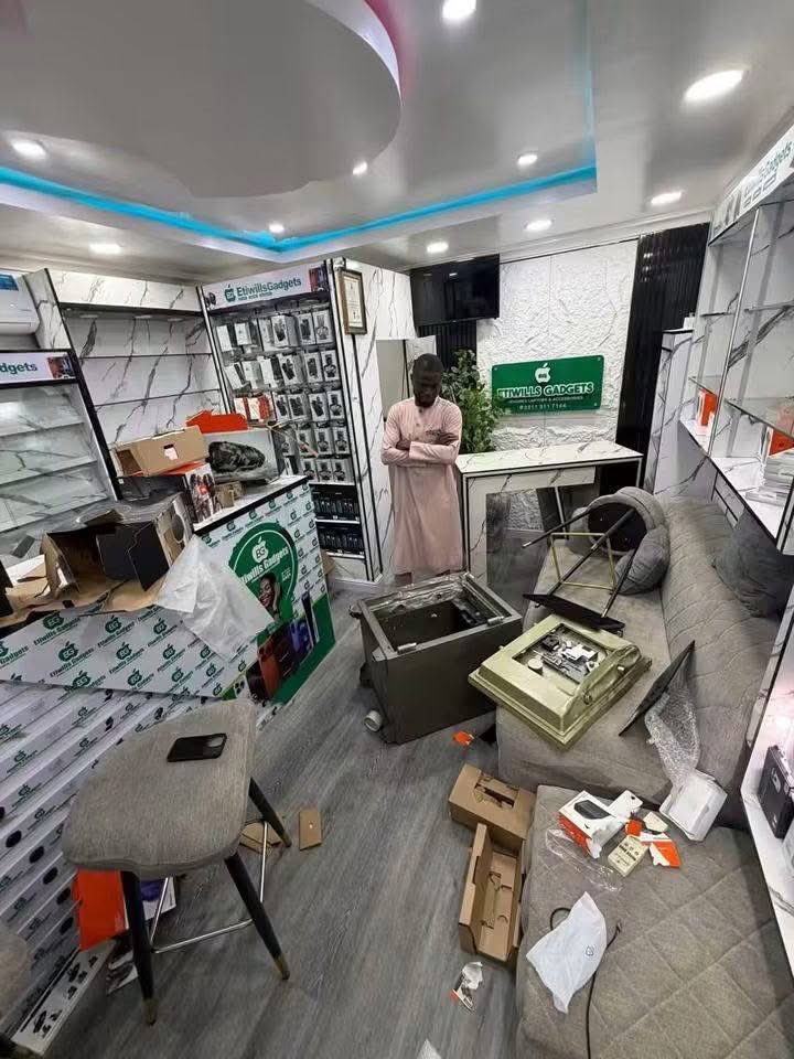 imamuswap's tweet photo. Wannan bawan Allah, ɓarayi sun fasa shagonsa tare da sace masa kaya da darajarsu ta haura naira miliyan 800.

Wayoyi daga iPhone 13 zuwa sabuwar iPhone 18, kwamfutocin MacBook, Apple Watch, kayan wasan PS5 da sauran kayayyaki.

Tabbas, na tausaya masa sosai.

————————————

Allah Ta’ala Ya mayar masa da alkhairi...