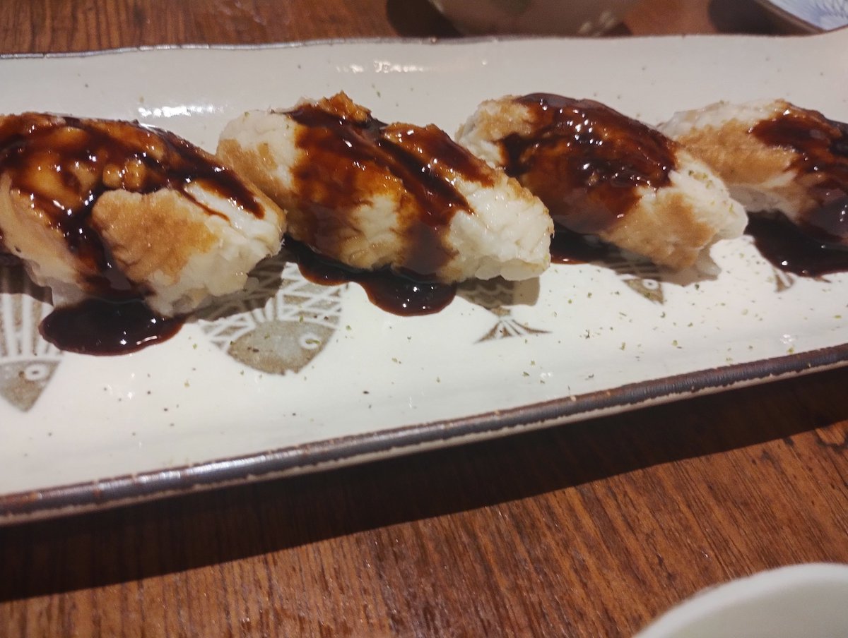 mocyatto's tweet photo. 昨日のお寿司屋さん。
お通しのシラス軍艦UPした所で満足してあとの料理載せるの忘れてた。
おつまみ含め時価がほとんどだったけど、リーズナブルで美味しくて良かった。 https://t.co/5P6gBKCLeR