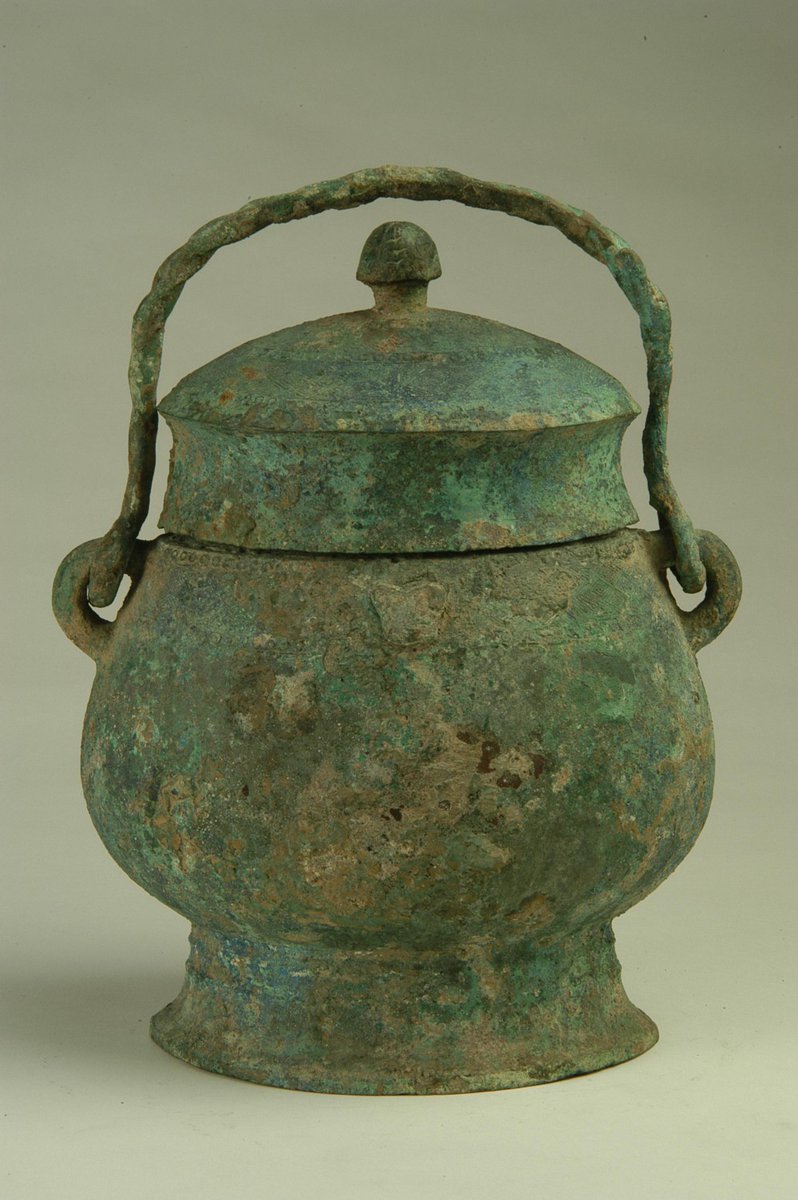 marjamvdhoeven's tweet photo. Hey, today I saw a beautiful ancient wine vessel called you, and its ancient text inscription has the characters 卣, 频, and 偃 carved on it—super cool history find! https://t.co/DNmMsA2IGd