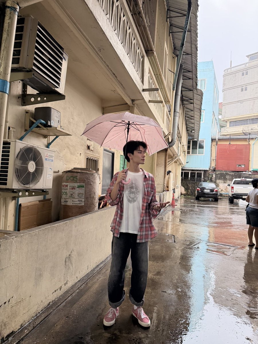 thaichayanon's tweet photo. เธอมากับฝน แล้วเรามากับใคร https://t.co/HxtzUvfnjw