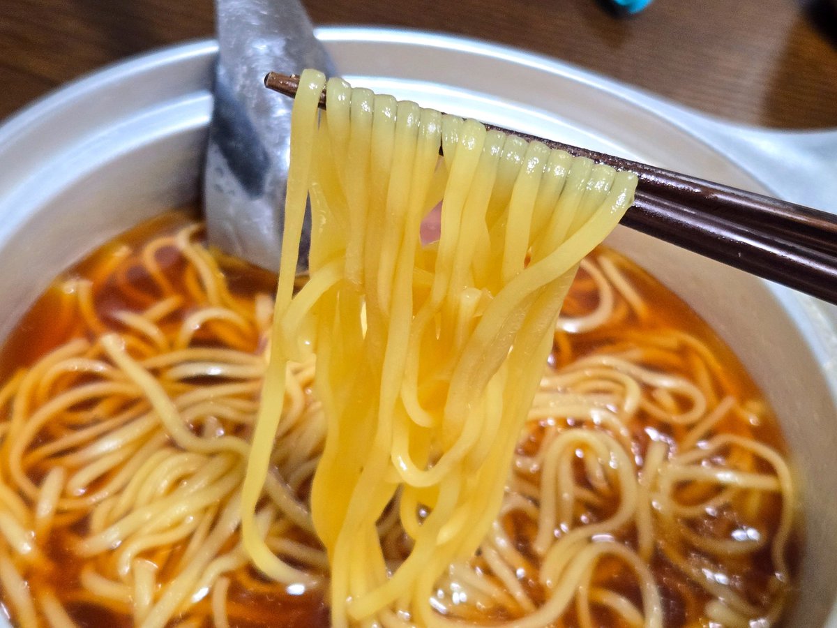 gfdb8r's tweet photo. 金曜日の夜は お酒のつまみを作りちょいと飲んだ後に久々の袋麺…
やあ やっぱり麺がうまい！
さすが ラ王さん🍜
もしかしたら10年ぶり かも？ https://t.co/Zmy01sm8W8