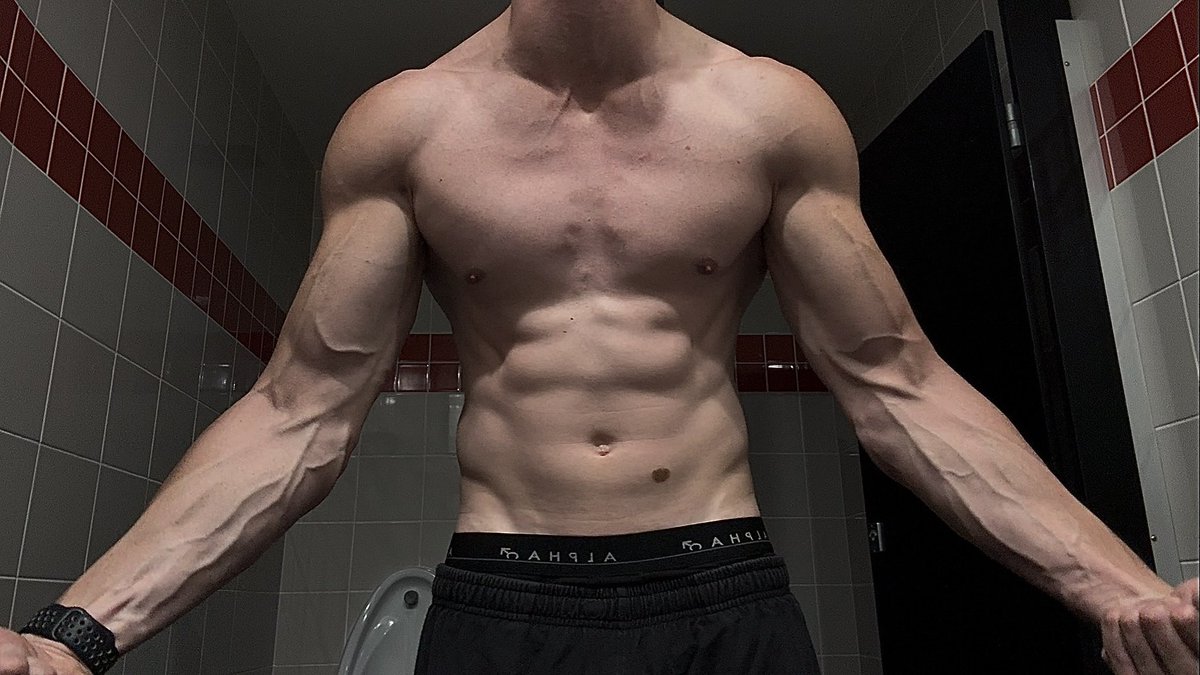 noturmaaate's tweet photo. Back day V taper coming along https://t.co/mxVipgy0qK