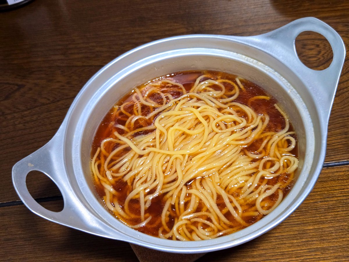 gfdb8r's tweet photo. 金曜日の夜は お酒のつまみを作りちょいと飲んだ後に久々の袋麺…
やあ やっぱり麺がうまい！
さすが ラ王さん🍜
もしかしたら10年ぶり かも？ https://t.co/Zmy01sm8W8