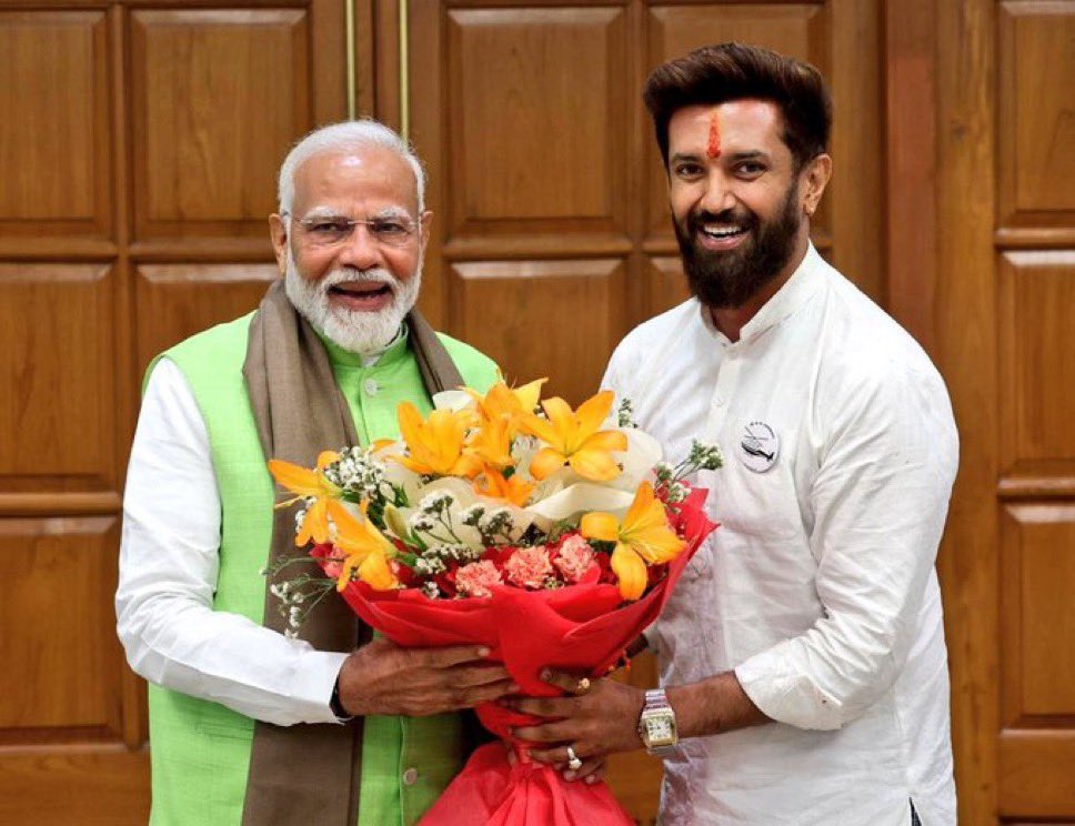 savedemocracyI's tweet photo. ब्रेकिंग न्यूज 🚨

चिराग़ पासवान का ज्ञानेश कुमार पर बड़ा बयान🔥🔥

एनडीए के सहयोगी एवं लोकसभा सांसद चिराग़ पासवान के सुर आज थोड़े बदले बदले से नज़र आ रहे हैं। 

चिराग पासवान ने मुख्य चुनाव आयुक्त ज्ञानेश कुमार को लेकर कहा कि,

“ अगर चुनाव आयोग के ऊपर ऐसे सवाल खड़े हो रहे हैं तो मैं मानता हूं कि  

ये जिम्मेदारी भी चुनाव आयोग की है कि वो अपने पक्ष मे अपनी बातों को मजबूती से रखें 

चुनाव आयोग को जनता का विश्वास बना रहे क्योंकि अगर चुनावी प्रक्रिया के ऊपर ही जनता का संदेह खड़ा हो जाएगा तो ये गलत है 

ऐसे में चुनाव आयोग अपनी बातों को मजबूती से रखना चाहिए। ताकि जनता के मन में कोई संदेह न आए ,,

ये बदले बदले से सुर कहीं 2029 से पहले बदल ना जायें।