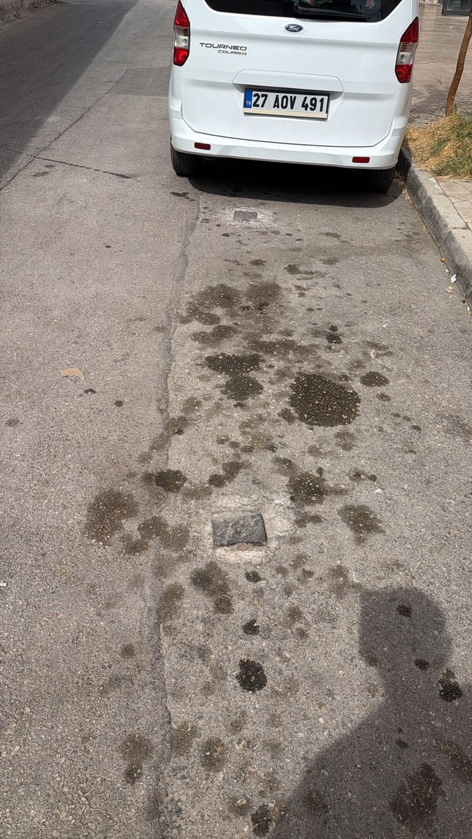 AntepOdak's tweet photo. Şirehan Otoparkı yanında, İncilipınar Caddesi’nde itfaiye girişinin dubaları kaldırılmış ve alan araç park edilerek kapatılmış görünüyor.

Allah korusun, olası bir yangında itfaiye araçları buradan nasıl geçecek? Ciddi bir güvenlik sorunu.

@GbbZabita @GaziantepBeld https://t.co/yF7BvnWAKi